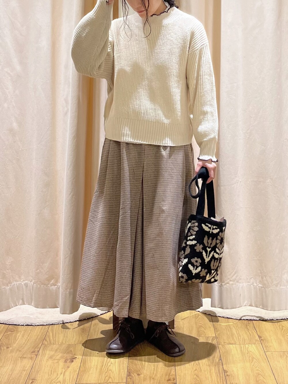 ホワイト系のニット/セーター、ホワイト系のシャツ/ブラウス、ブラウン系のその他パンツを着用したレディースの秋コーディネートの3枚目の写真