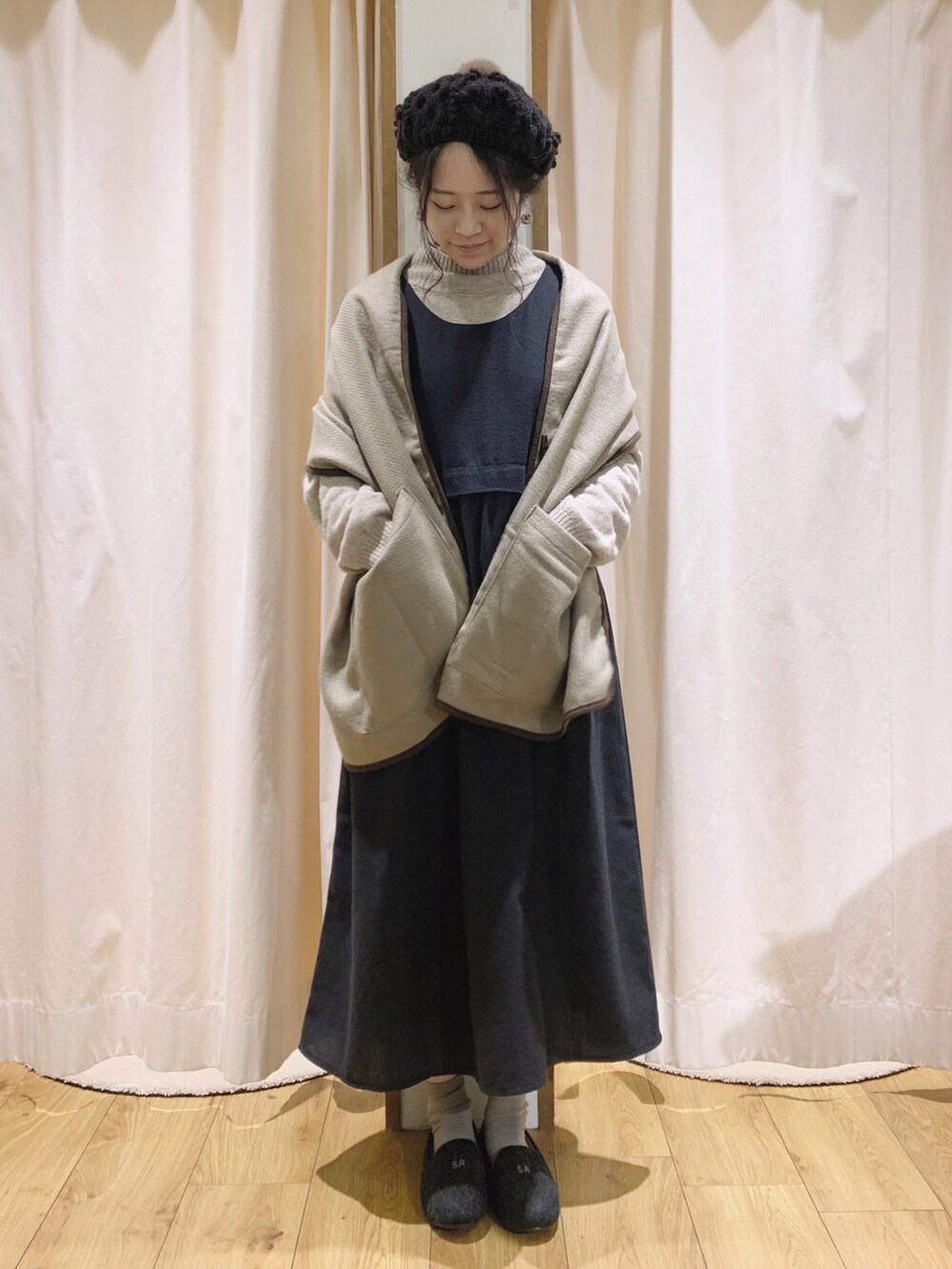 「チェック、ニット、ワンピース、ベージュ、ナチュラル、ハイネック、冬コーデ、モノトーン、SM2、ガーリー、おでかけ、モノトーンコーデ、ゆるコーデ、サマンサ モスモス(Samansa Mos2)、Samansa Mos2」｜「Samansa Mos2の前後着ノースリーブワンピース（ワンピース、ブラック系）」を使った、marin.🐏さん（レディース・160cm）の冬コーディネートの3枚目の写真