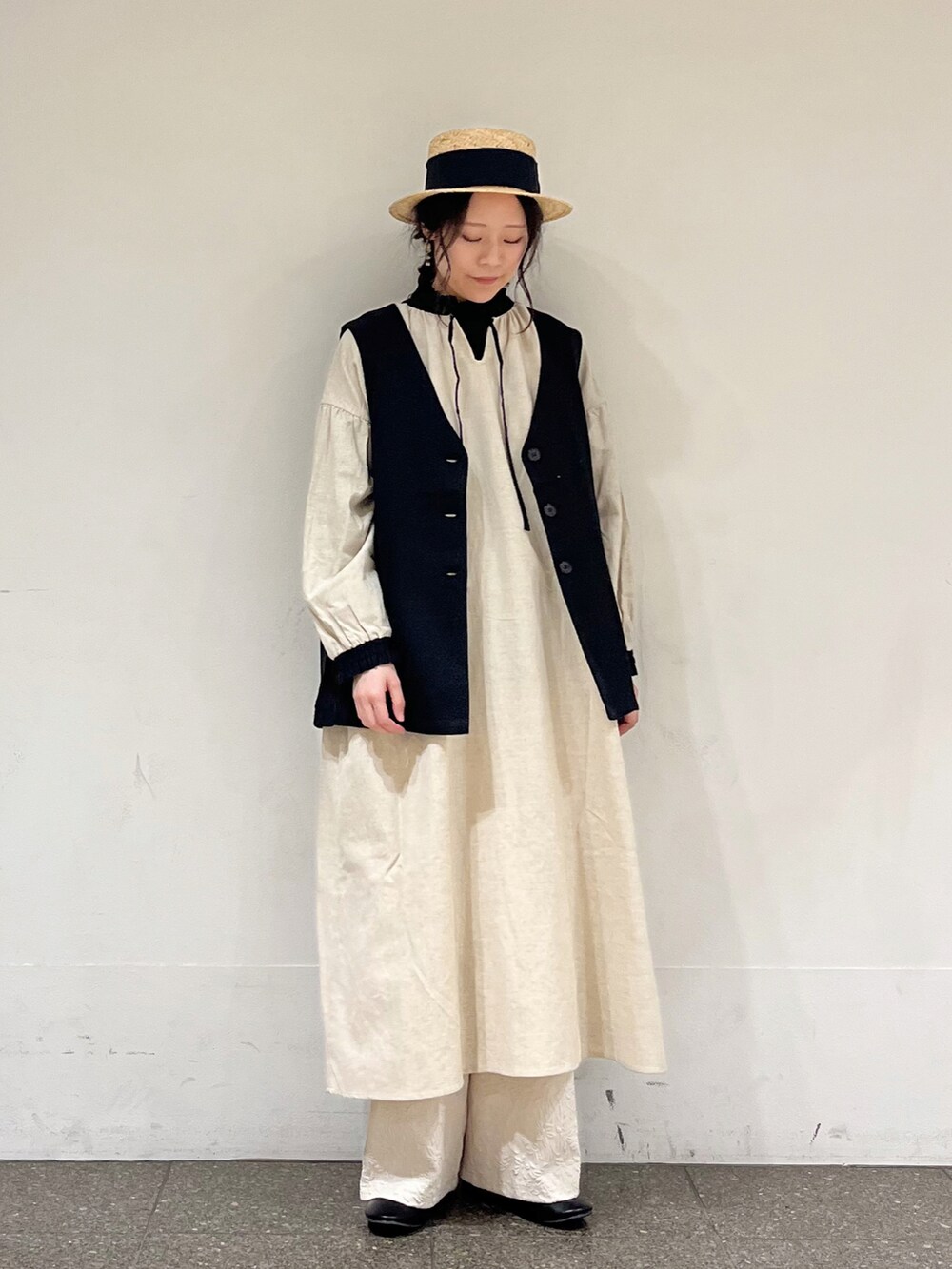 ベージュ系のワンピース、ブラック系のTシャツ/カットソー、ホワイト系のその他パンツを着用したレディースの冬コーディネートの2枚目の写真