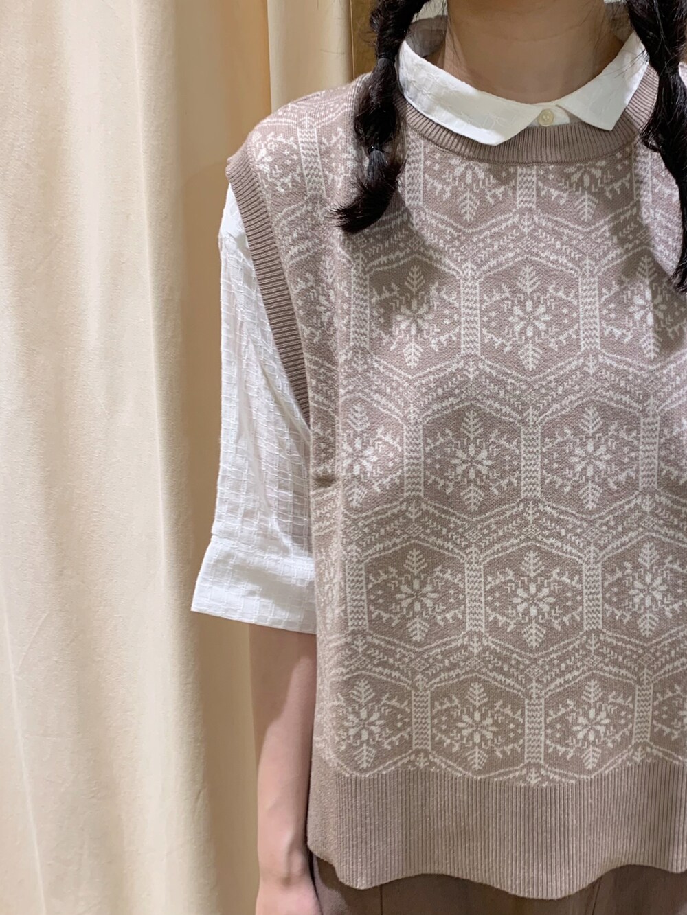 ベージュ系のベスト、ホワイト系のシャツ/ブラウス、ホワイト系のTシャツ/カットソーを着用したレディースの夏コーディネートの4枚目の写真