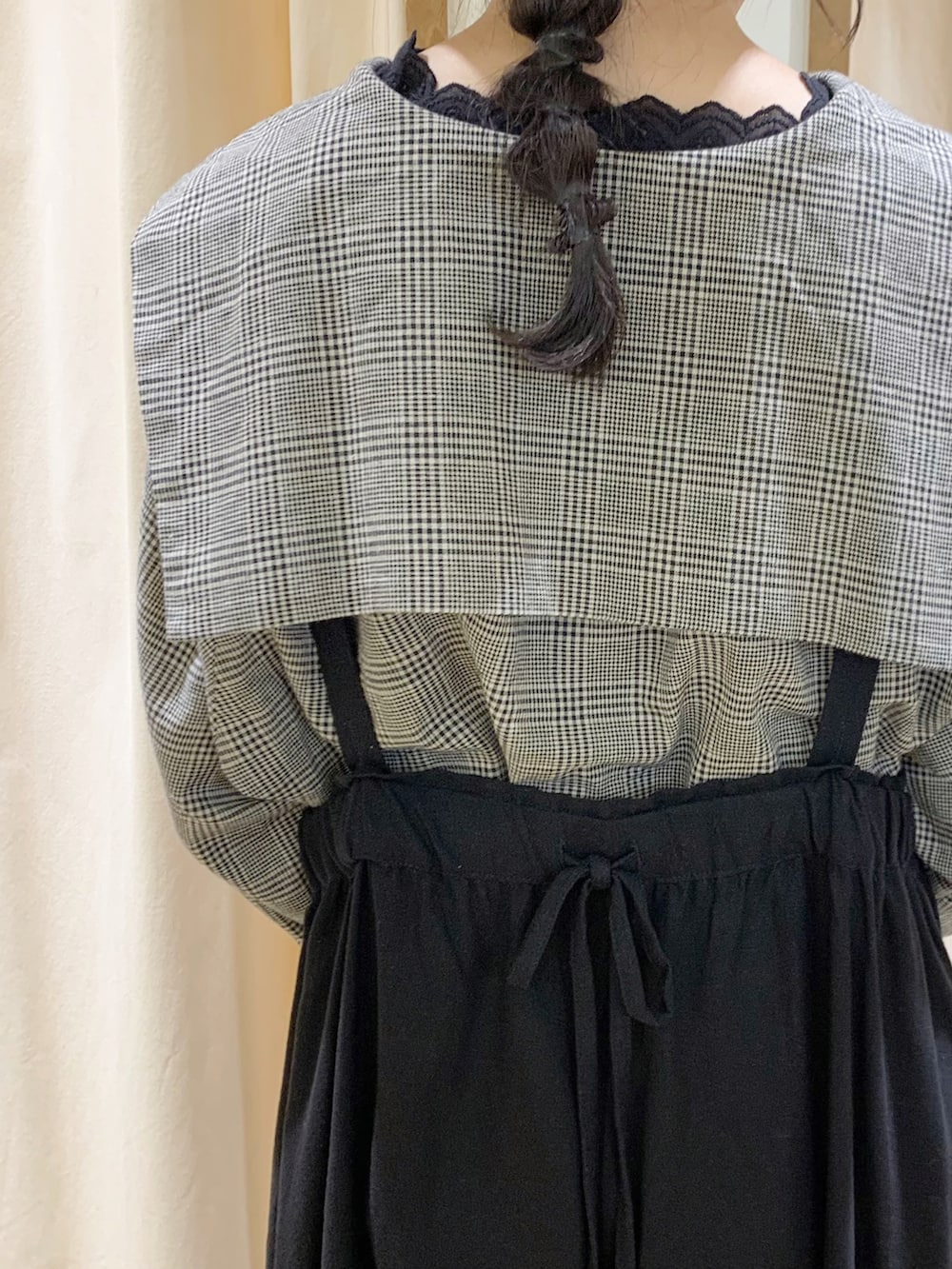 「ゆるコーデ、ナチュラル、大人かわいい、シンプル、モノトーン、ガーリー、セーラーカラー、サロペット、ブラウス、ブラック、春コーデ、Samansa Mos2、サマンサ モスモス(Samansa Mos2)、ワントーンコーデ、カジュアルコーデ」｜「Samansa Mos2のレーヨン麻柄アソートサロペットパンツ（その他パンツ、ブラック系）」を使った、marin.🐏さん（レディース・160cm）の春コーディネートの5枚目の写真