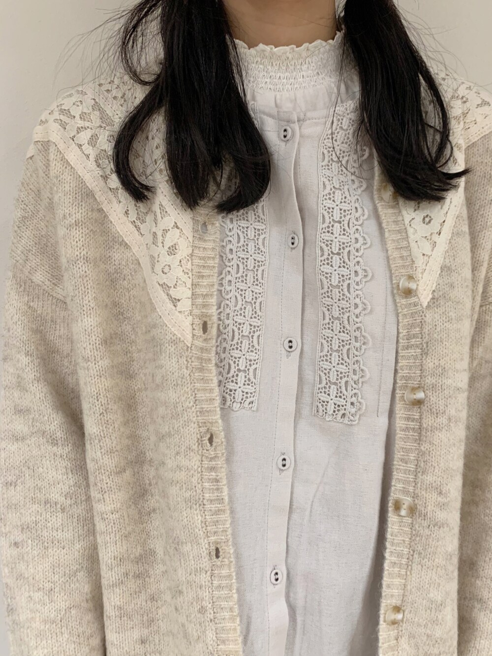 ホワイト系のカーディガン/ボレロ、グレー系のシャツ/ブラウス、ホワイト系のTシャツ/カットソーを着用したレディースの冬コーディネートの4枚目の写真