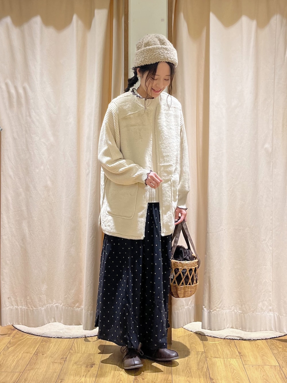 ホワイト系のニット/セーター、ホワイト系のベスト、ホワイト系のシャツ/ブラウスを着用したレディースの秋コーディネートの2枚目の写真