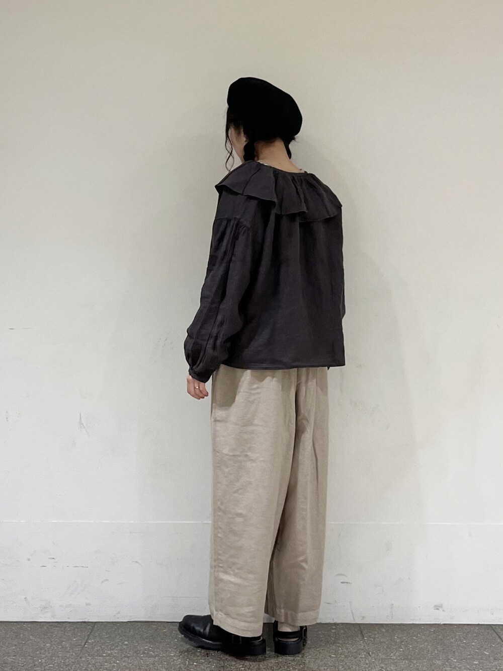 グレー系のシャツ/ブラウス、ホワイト系のその他パンツ、ベージュ系のTシャツ/カットソーを着用したレディースの秋コーディネートの3枚目の写真