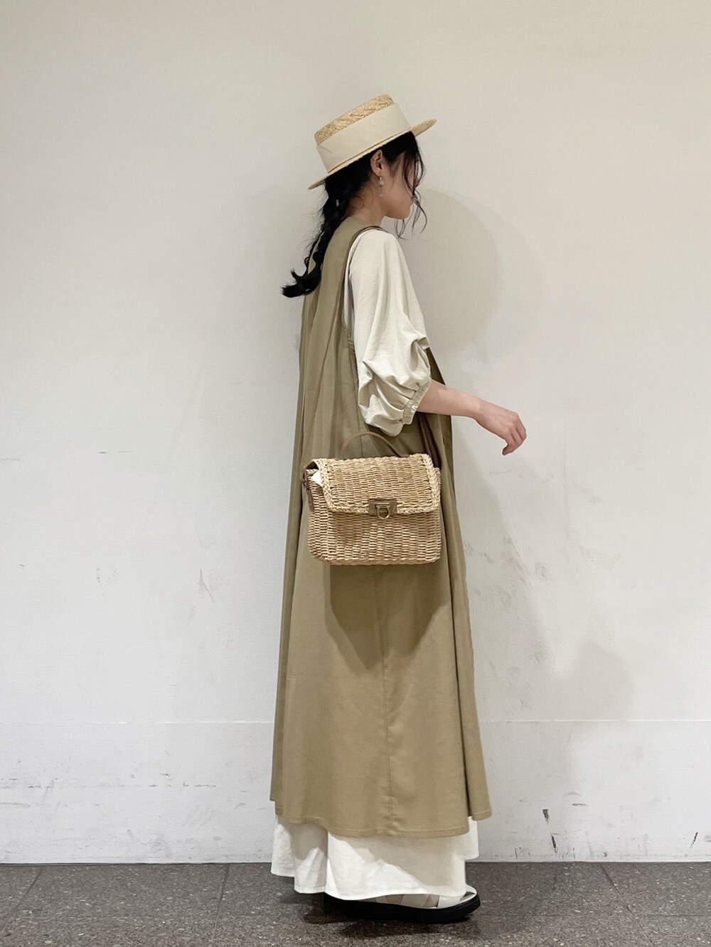 ベージュ系のTシャツ/カットソーを着用したレディースの春コーディネートの3枚目の写真