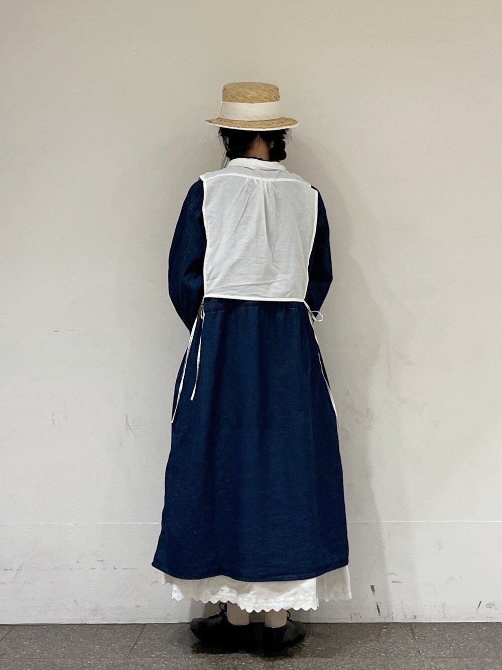 ブルー系のワンピース、ホワイト系のシャツ/ブラウス、ホワイト系のスカートを着用したレディースの冬コーディネートの3枚目の写真