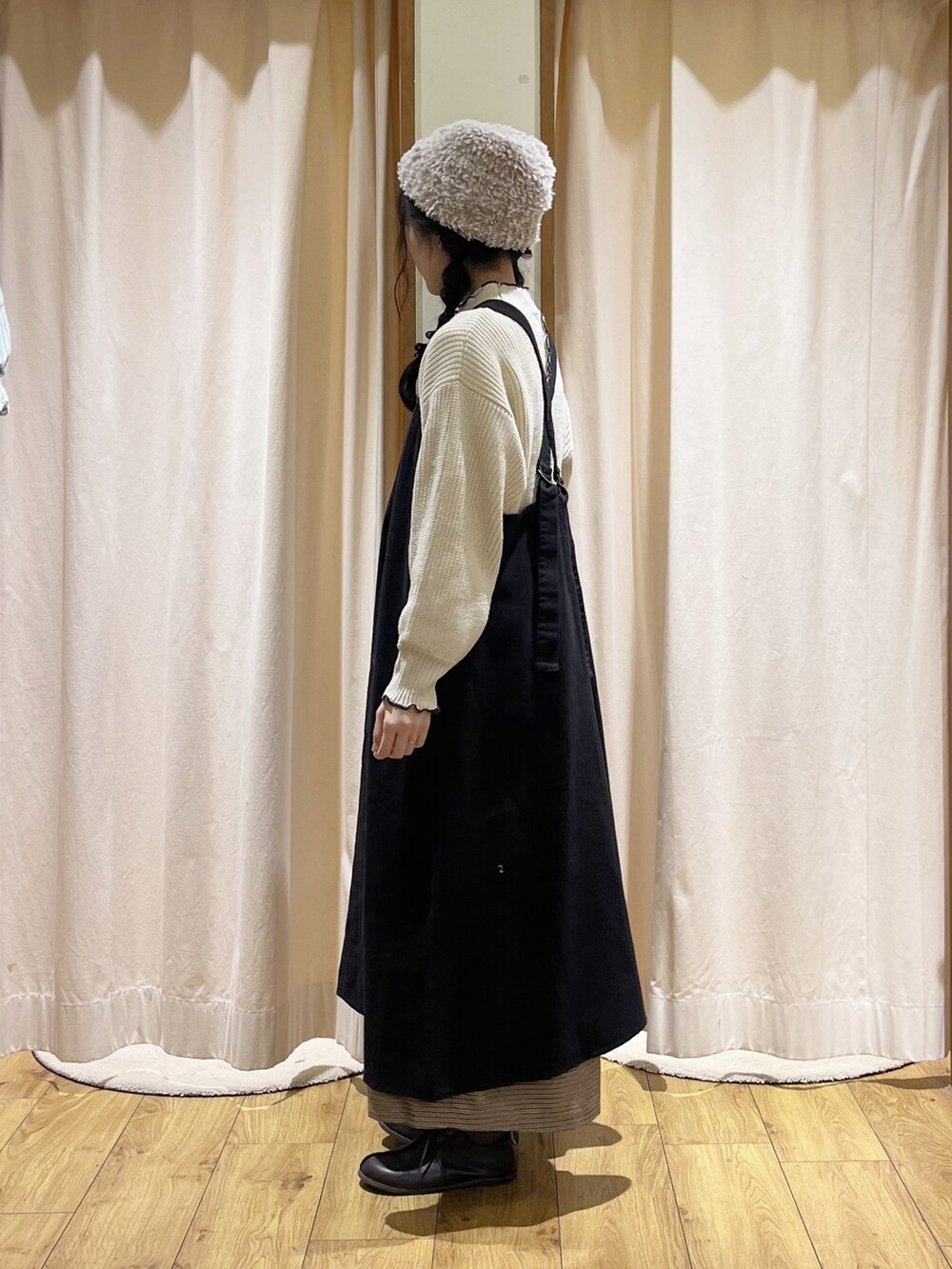 ブラック系のワンピース、ホワイト系のニット/セーター、ホワイト系のシャツ/ブラウスを着用したレディースの秋コーディネートの3枚目の写真