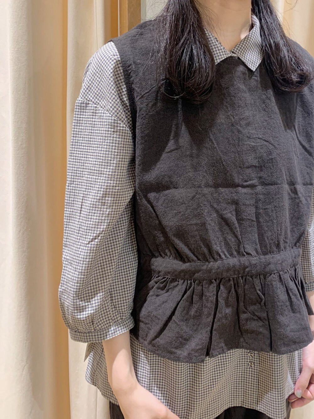 「ゆるコーデ、ナチュラル、セットアップ、モノトーン、ブラック、秋のコーデ、秋コーデ、Samansa Mos2、サマンサ モスモス(Samansa Mos2)、ootd、ベスト、レイヤードスタイル、パンツスタイル、シンプル、シャツ」|「Samansa Mos2の前後着ギャザーベスト(ベスト、グレー系)」を使った、marin.🐏さん(レディース・160cm)の夏コーディネートの4枚目の写真