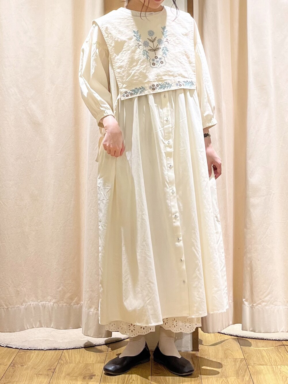 ホワイト系のベストを着用したレディースの春コーディネートの5枚目の写真