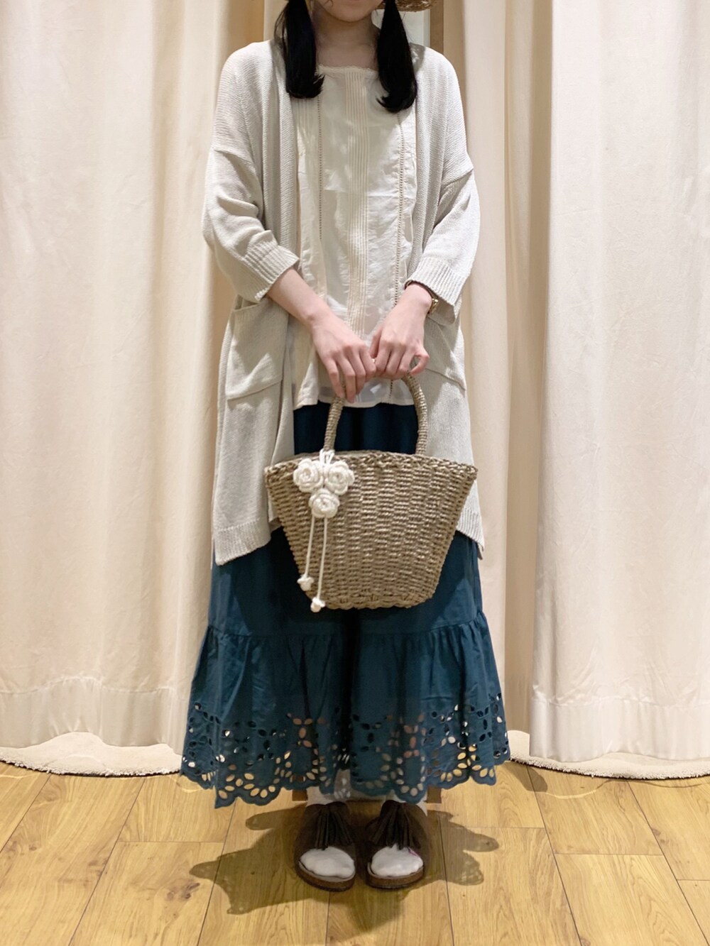 ホワイト系のシャツ/ブラウス、ベージュ系のカーディガン/ボレロ、グリーン系のスカートを着用したレディースの夏コーディネートの2枚目の写真