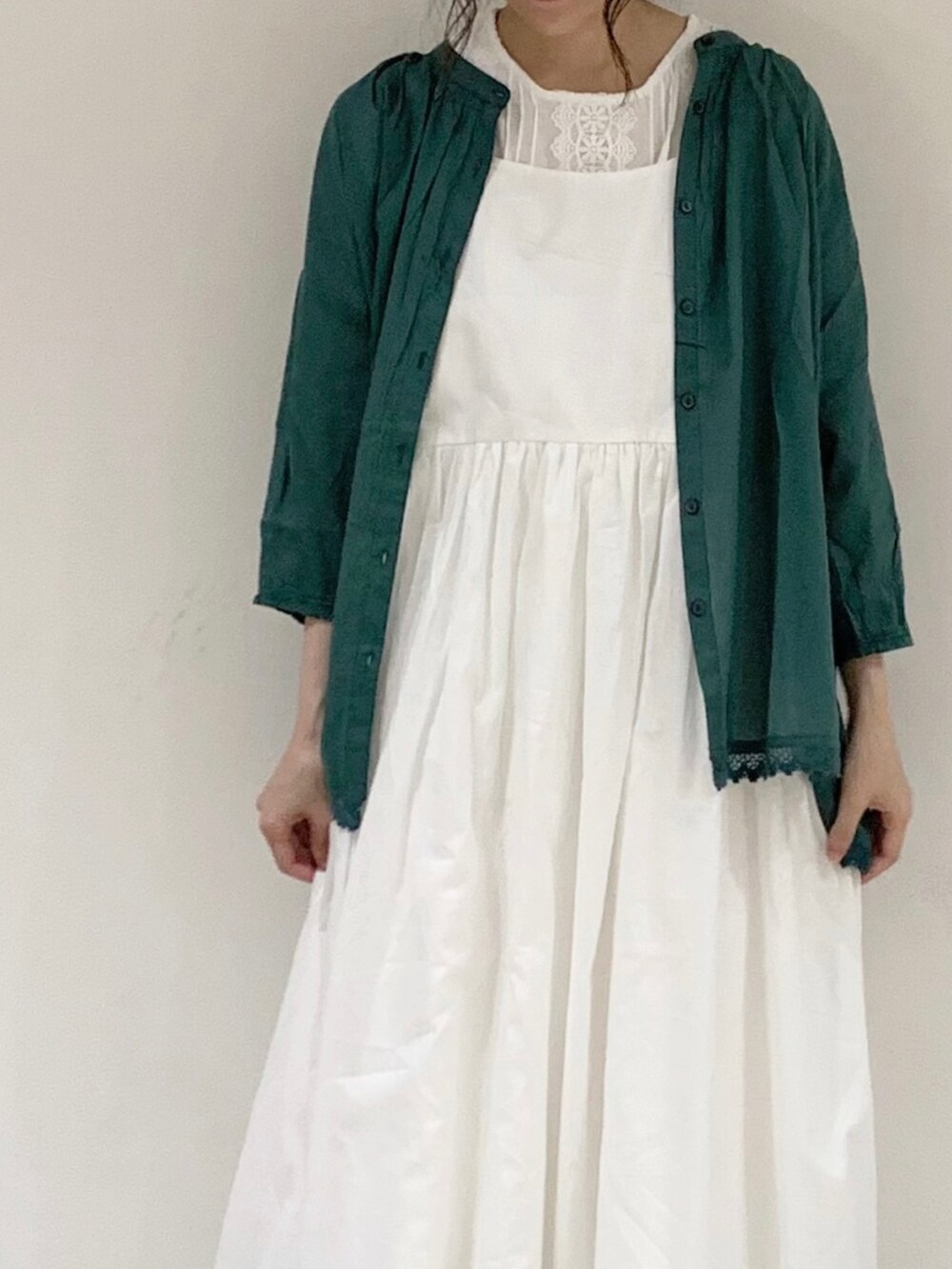 ホワイト系のTシャツ/カットソー、ホワイト系のワンピース、グリーン系のシャツ/ブラウスを着用したレディースの夏コーディネートの3枚目の写真