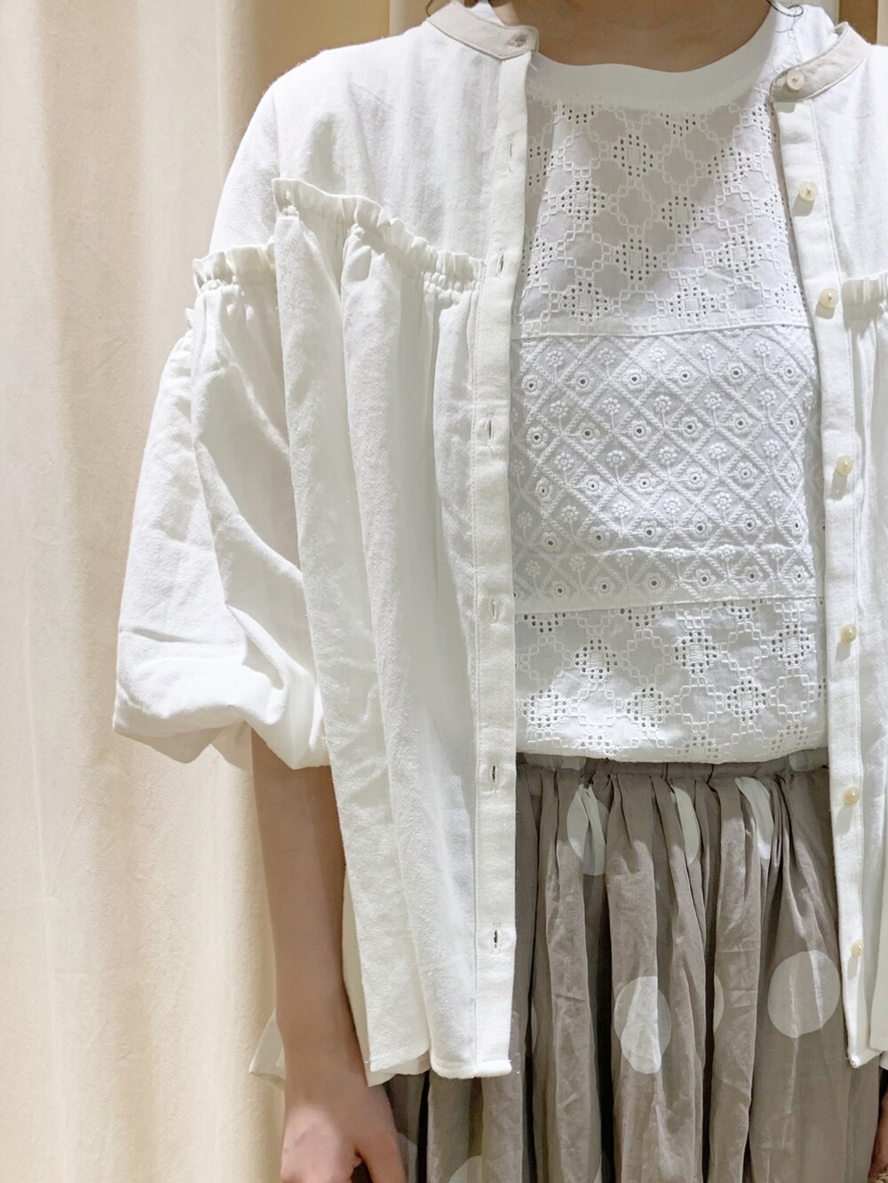 ホワイト系のTシャツ/カットソー、ホワイト系のシャツ/ブラウス、ホワイト系のTシャツ/カットソーを着用したレディースの夏コーディネートの5枚目の写真