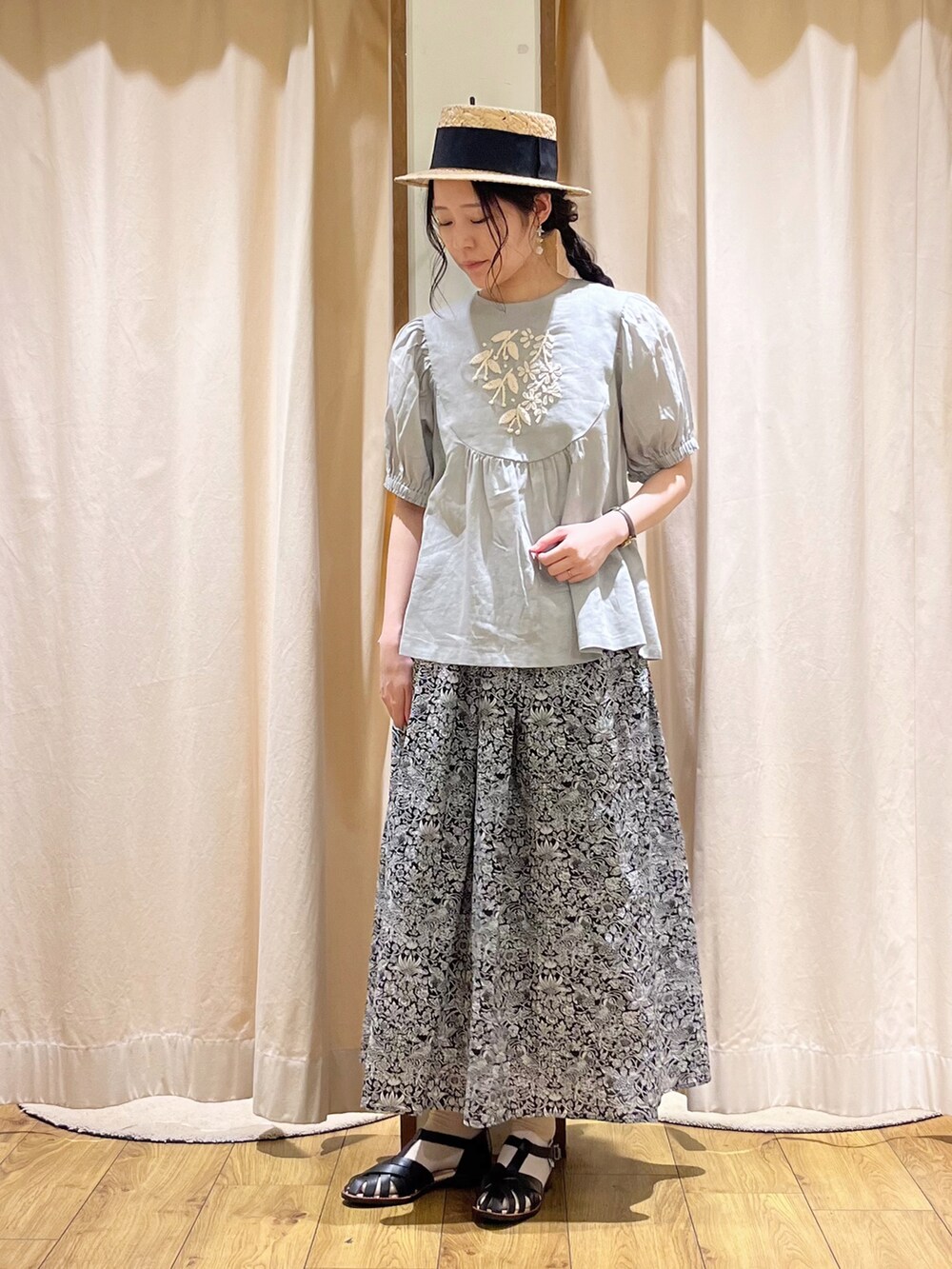 グレー系のシャツ/ブラウスを着用したレディースの春コーディネートの5枚目の写真