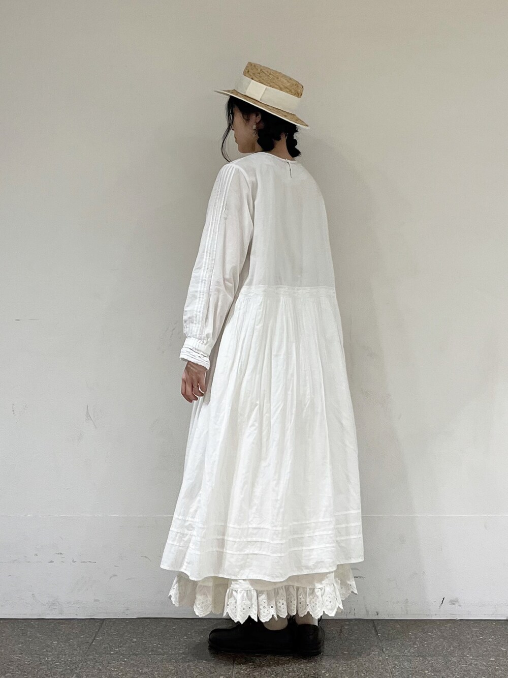 ホワイト系のワンピース、ホワイト系のスカート、ホワイト系のハットを着用したレディースの冬コーディネートの5枚目の写真