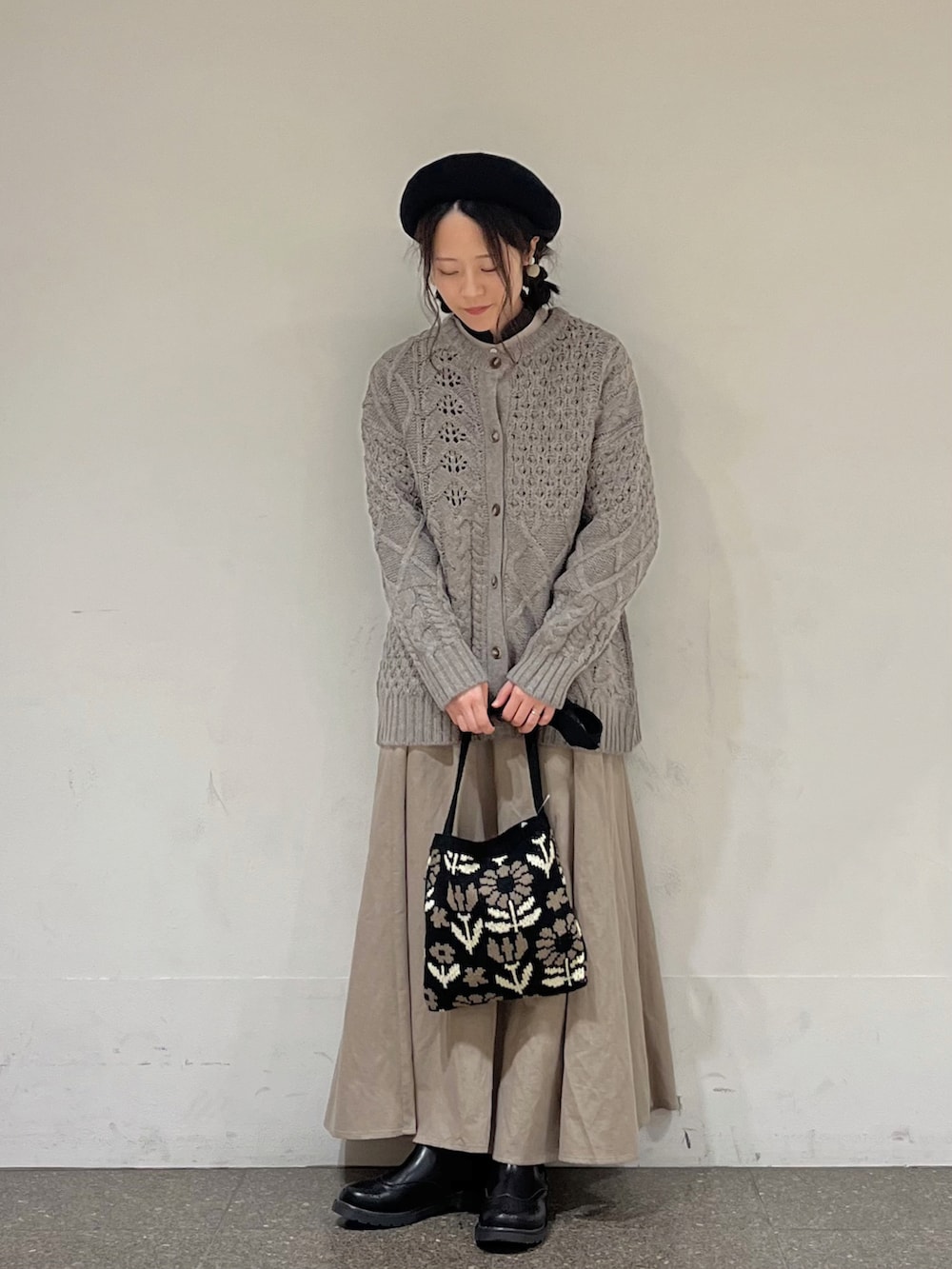 ブラウン系のカーディガン/ボレロ、ベージュ系のスカート、グレー系のシャツ/ブラウスを着用したレディースの秋コーディネートの2枚目の写真