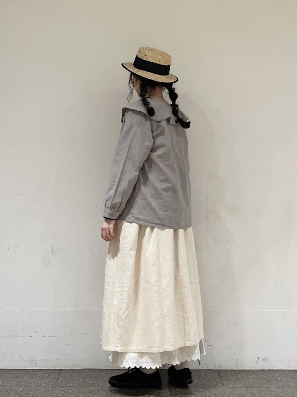 グレー系のTシャツ/カットソー、ホワイト系のワンピース、グレー系のシャツ/ブラウスを着用したレディースの春コーディネートの2枚目の写真
