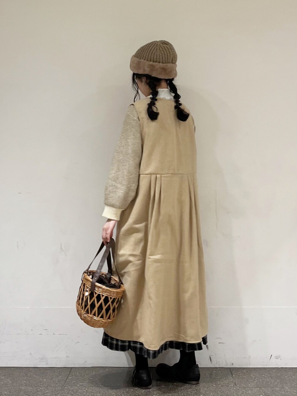 イエロー系のワンピース、ベージュ系のカーディガン/ボレロ、ホワイト系のシャツ/ブラウスを着用したレディースの冬コーディネートの4枚目の写真