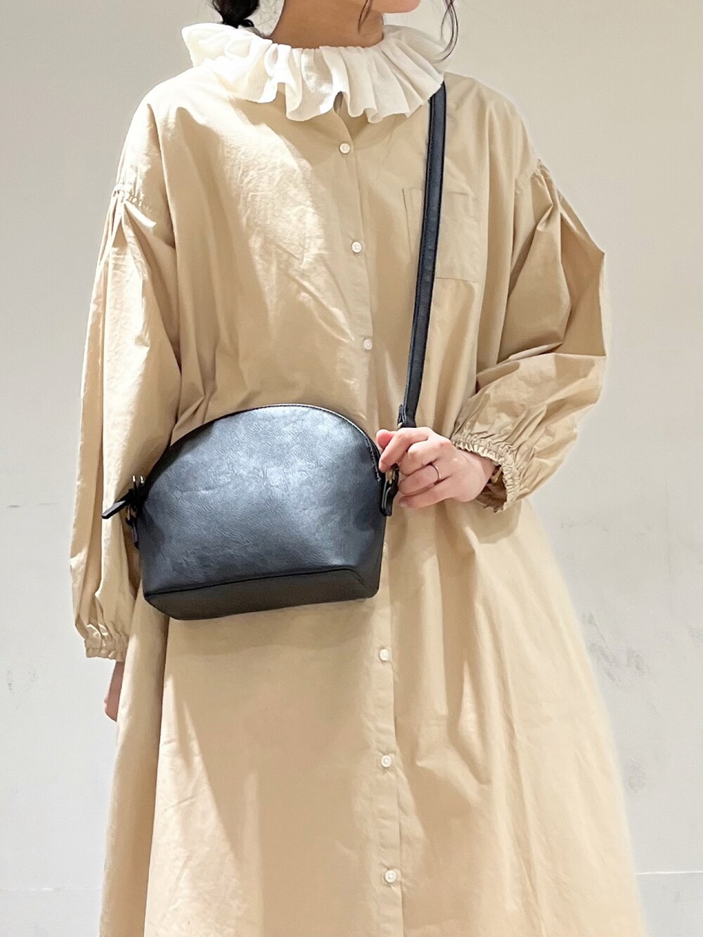 「ゆるコーデ、ナチュラル、ガーリー、サマンサ モスモス(Samansa Mos2)、Samansa Mos2、春コーデ、ワンピース」｜「Samansa Mos2のバンドカラーゆるワンピース（ワンピース、ベージュ系）」を使った、marin.🐏さん（レディース・160cm）の春コーディネートの5枚目の写真