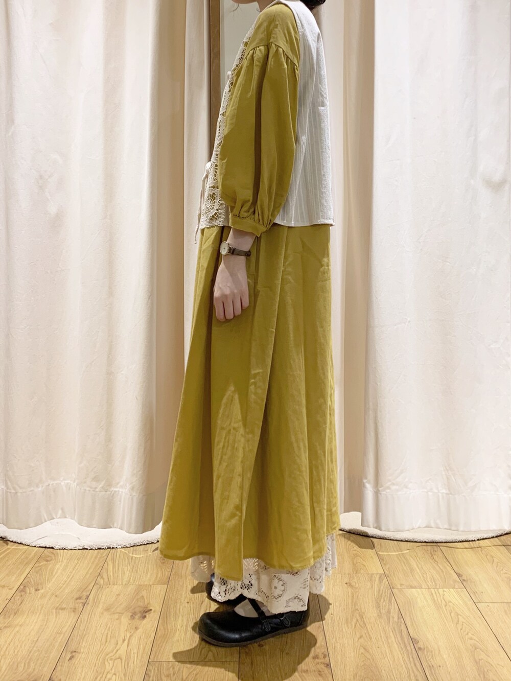 ホワイト系のベスト、ホワイト系のTシャツ/カットソー、ホワイト系のスカートを着用したレディースの夏コーディネートの4枚目の写真