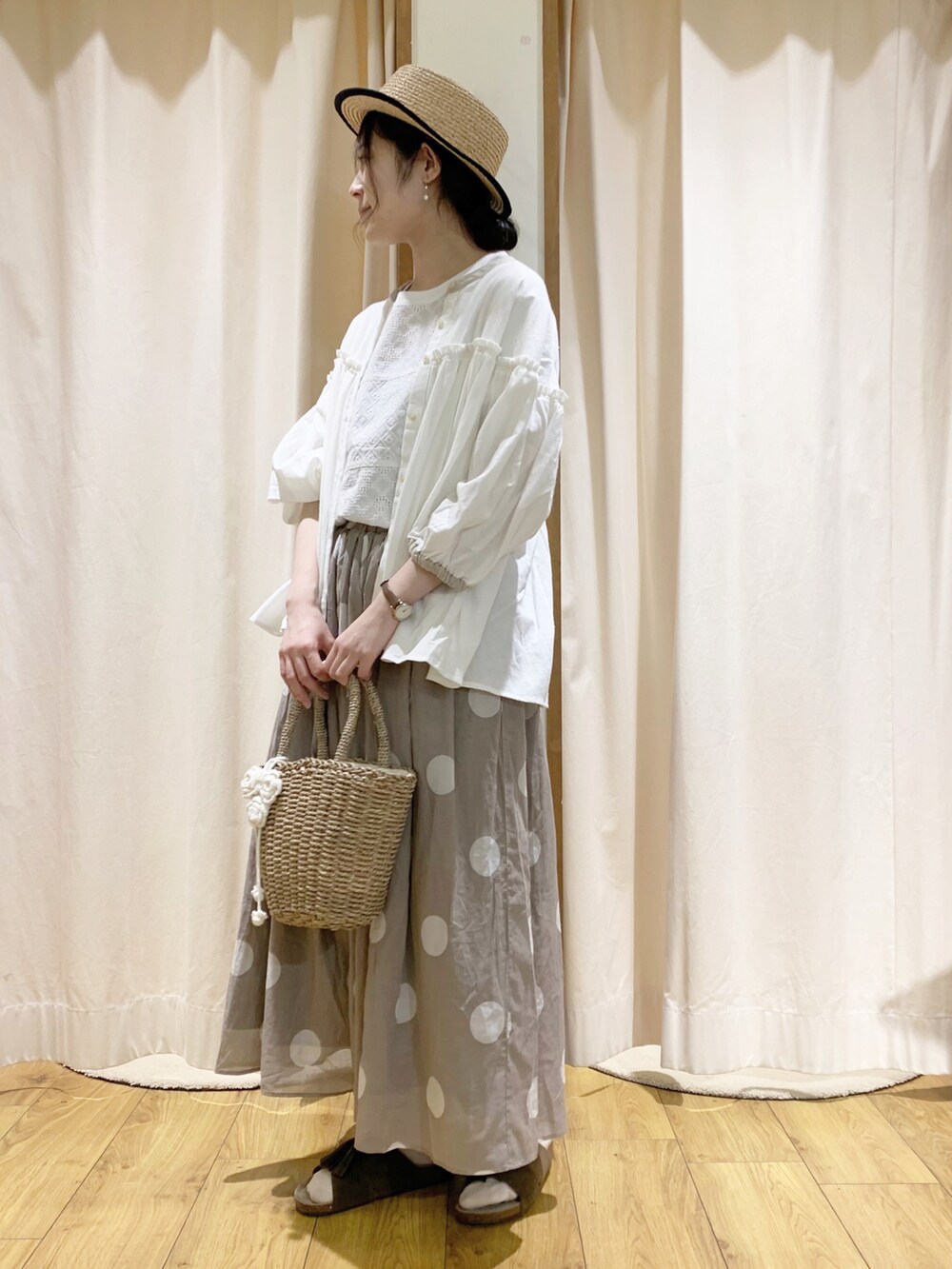 ホワイト系のTシャツ/カットソー、ホワイト系のシャツ/ブラウス、ホワイト系のTシャツ/カットソーを着用したレディースの夏コーディネートの2枚目の写真