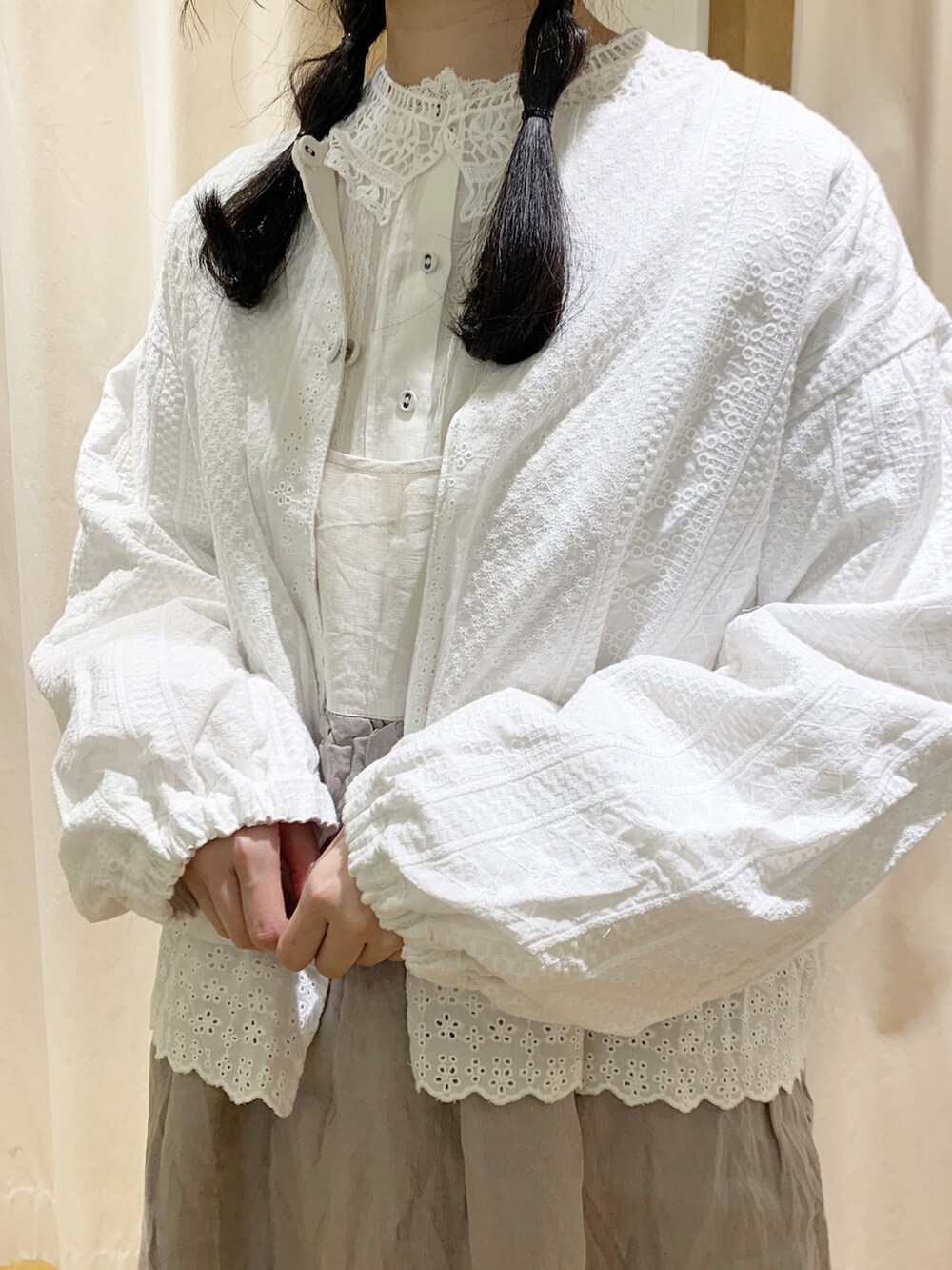 「春コーデ、ナチュラル、淡色コーデ、ワントーンコーデ、キャミワンピ、ゆるコーデ、レイヤードスタイル、ガーリー、Samansa Mos2、サマンサ モスモス(Samansa Mos2)、kazumiコラボ、リネン、大人ガーリー、リラックススタイル、大人かわいい」｜「Samansa Mos2のアイテム（ジャケット/アウター、ホワイト系）」を使った、marin.🐏さん（レディース・160cm）の冬コーディネートの4枚目の写真