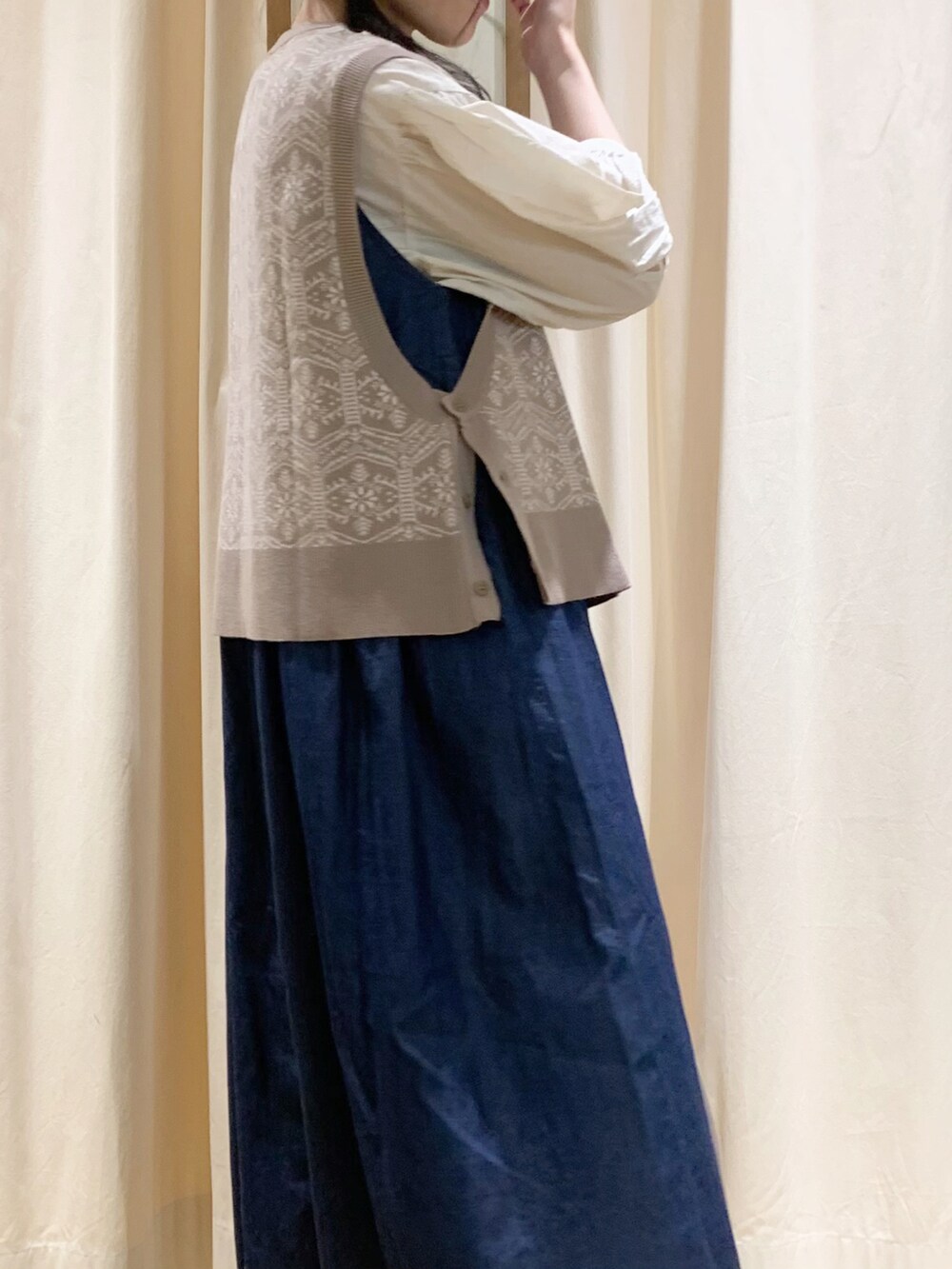 ベージュ系のベスト、ホワイト系のシャツ/ブラウス、ホワイト系のTシャツ/カットソーを着用したレディースの夏コーディネートの4枚目の写真