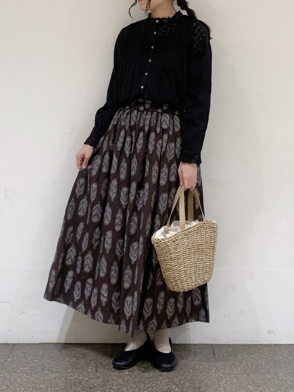 ブラック系のシャツ/ブラウス、ブラウン系のスカート、ベージュ系のハンドバッグを着用したレディースの夏コーディネートの4枚目の写真