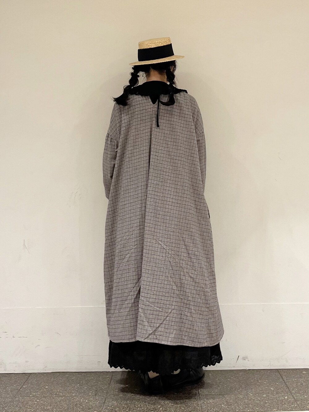 ブラック系のワンピース、ブラック系のスカート、ブラック系のシャツ/ブラウスを着用したレディースの冬コーディネートの4枚目の写真