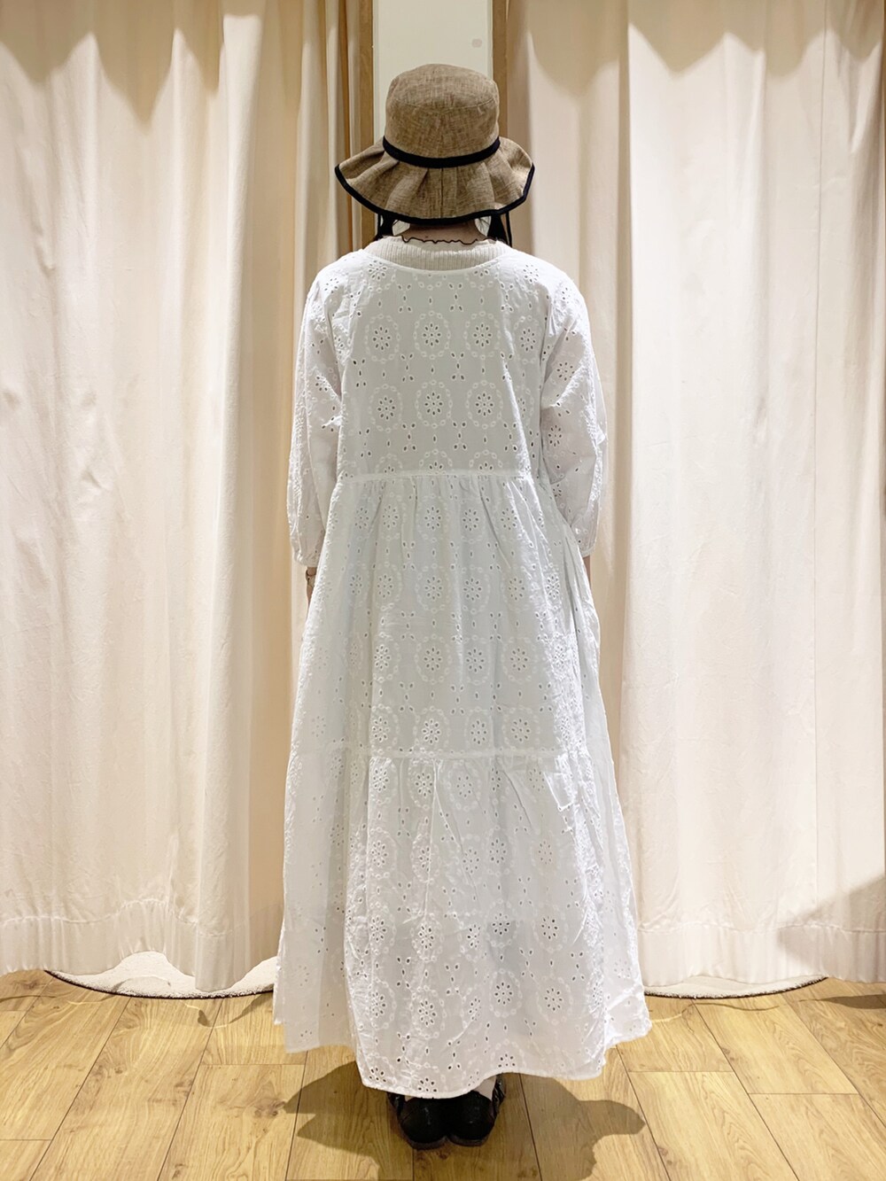 ホワイト系のワンピース、ホワイト系のTシャツ/カットソー、ブルー系のスカートを着用したレディースの春コーディネートの4枚目の写真