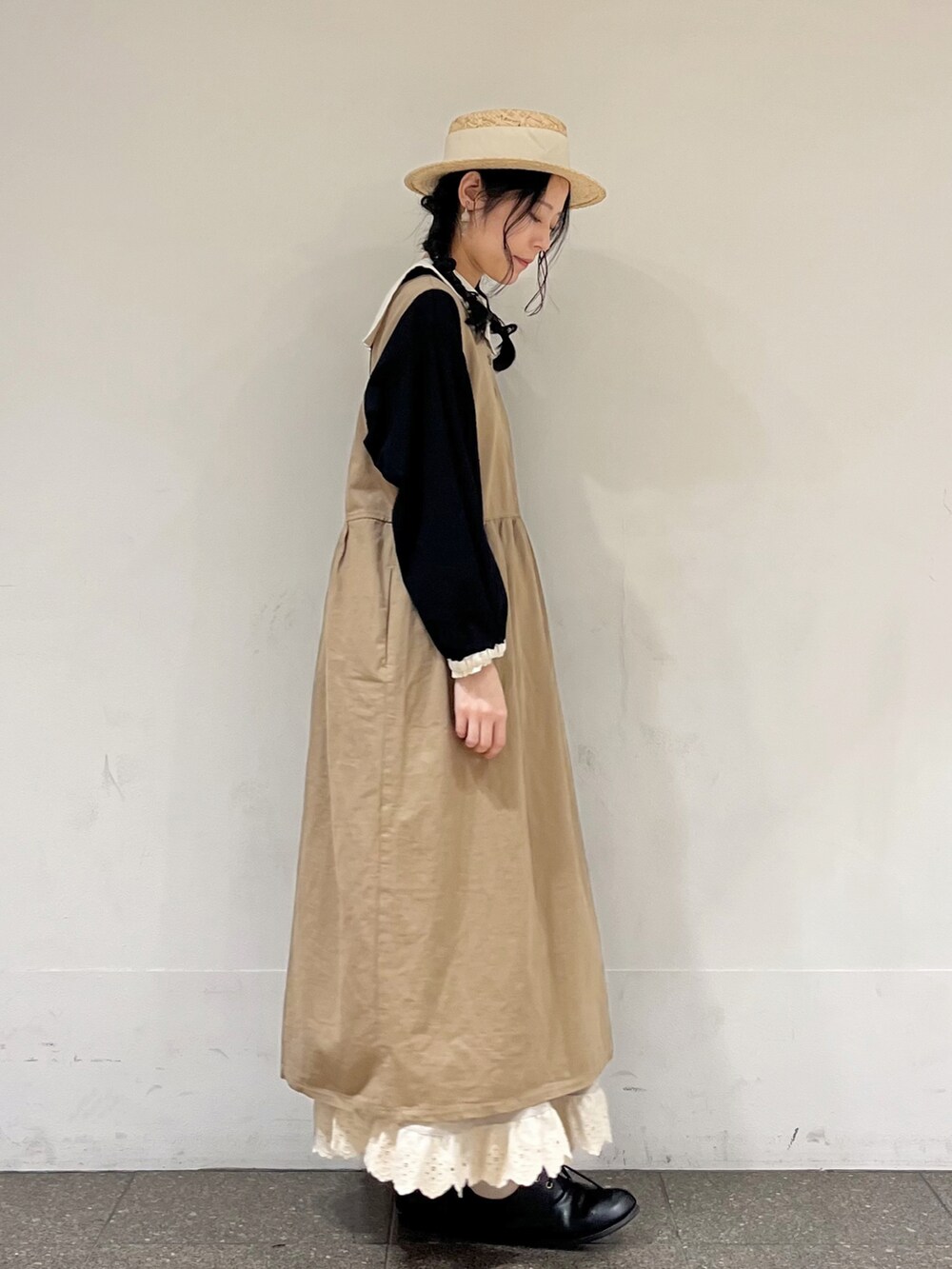 ブラック系のシャツ/ブラウス、ベージュ系のスカート、ベージュ系のワンピースを着用したレディースの冬コーディネートの2枚目の写真