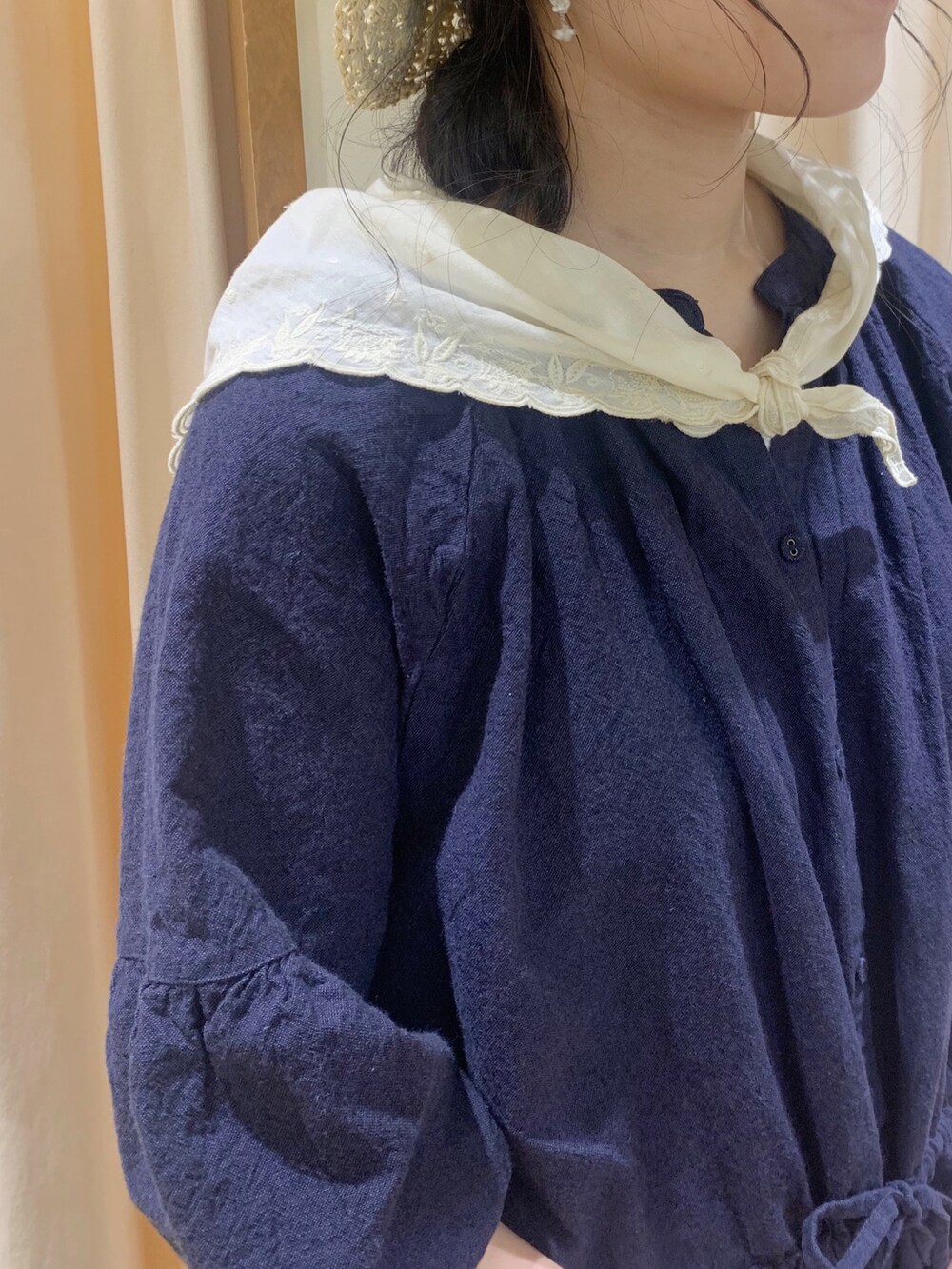ブルー系のワンピース、ホワイト系のTシャツ/カットソー、グレー系のその他パンツを着用したレディースの春コーディネートの5枚目の写真