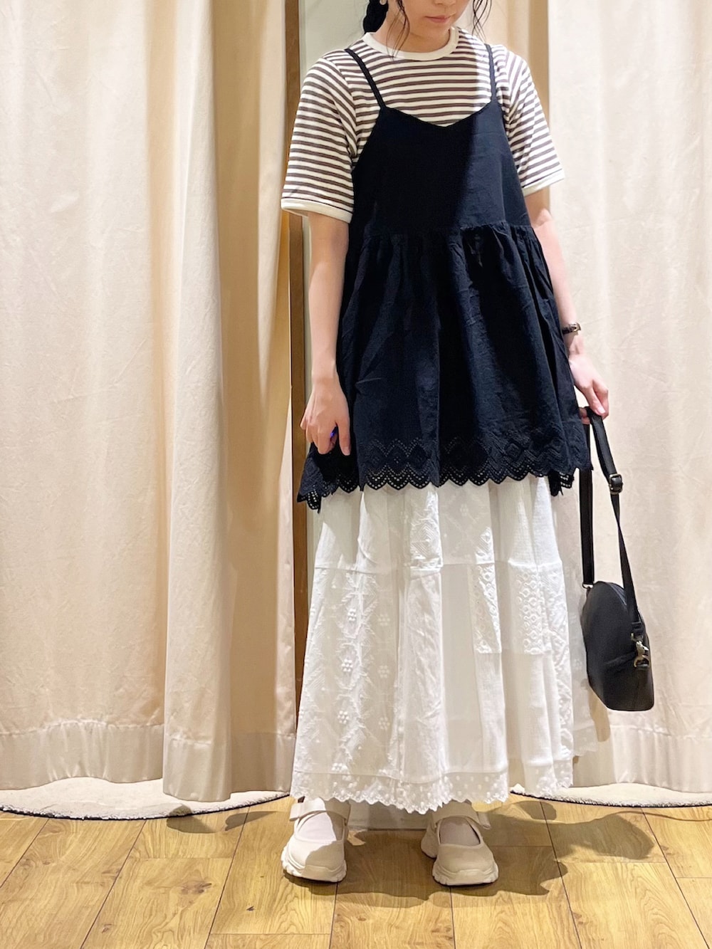 ホワイト系のTシャツ/カットソーを着用したレディースの春コーディネートの2枚目の写真