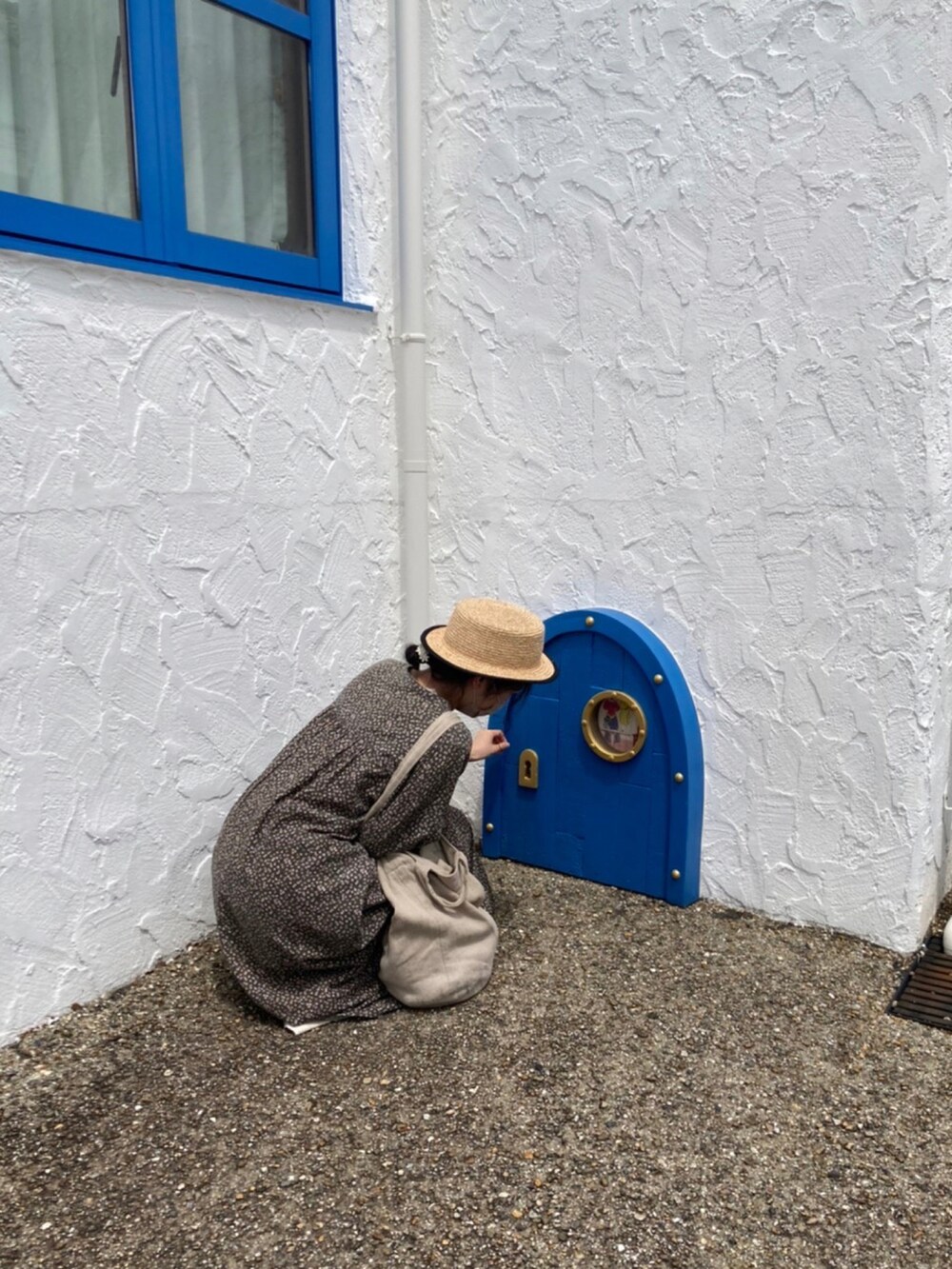 ブラック系のワンピース、ホワイト系のスカート、ブラック系のTシャツ/カットソーを着用したレディースの夏コーディネートの2枚目の写真