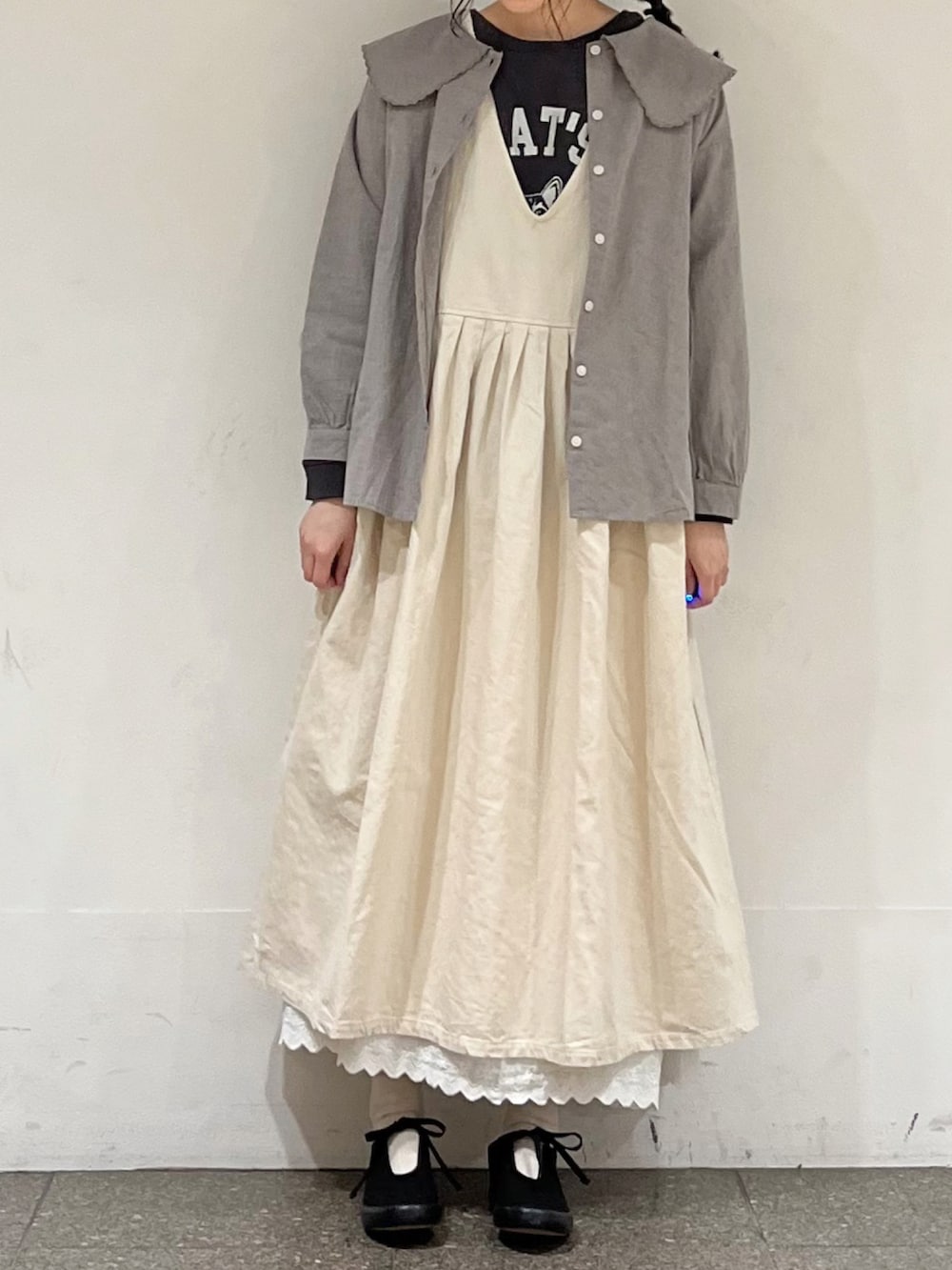グレー系のTシャツ/カットソー、ホワイト系のワンピース、グレー系のシャツ/ブラウスを着用したレディースの春コーディネートの4枚目の写真