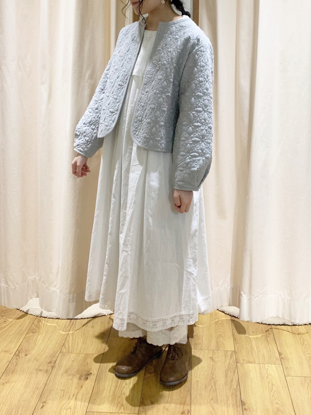 「春コーデ、Samansa Mos2、サマンサ モスモス(Samansa Mos2)、kazumiコラボ、ワントーンコーデ、淡色コーデ、アウター、ジャケット、ゆるコーデ、レイヤードスタイル、大人ガーリー、TSUHARU by Samansa Mos2、ワンピース、レース、セーラーカラー」|「Samansa Mos2の花柄ステッチキルトジャケット(ノーカラージャケット、ブルー系)」を使った、marin.🐏さん(レディース・160cm)の冬コーディネートの2枚目の写真