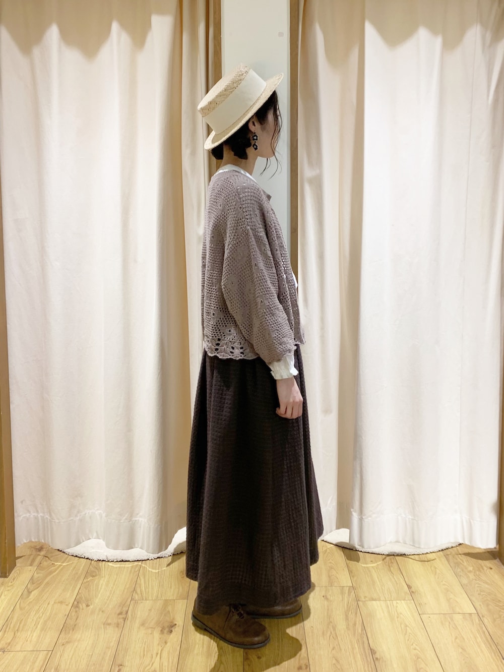 ホワイト系のシャツ/ブラウス、ブラウン系のカーディガン/ボレロ、グレー系のスカートを着用したレディースの春コーディネートの4枚目の写真
