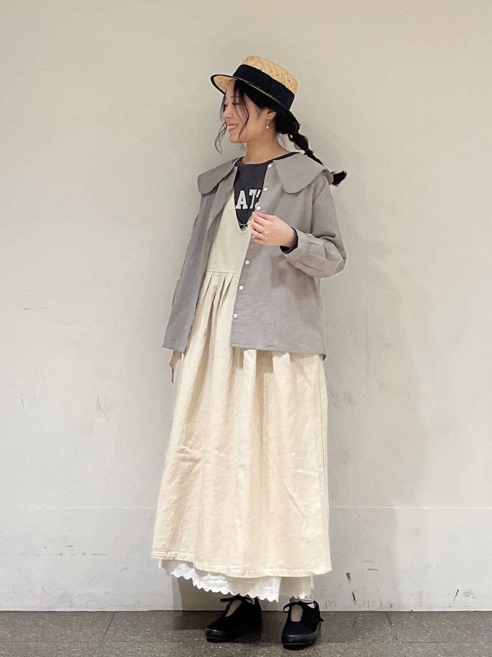 グレー系のTシャツ/カットソー、ホワイト系のワンピース、グレー系のシャツ/ブラウスを着用したレディースの春コーディネートの3枚目の写真