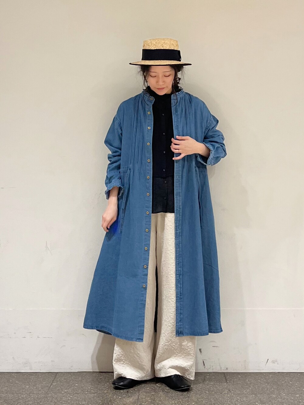 ブルー系のワンピース、ブラック系のシャツ/ブラウス、ブラック系のその他シューズを着用したレディースの冬コーディネートの3枚目の写真