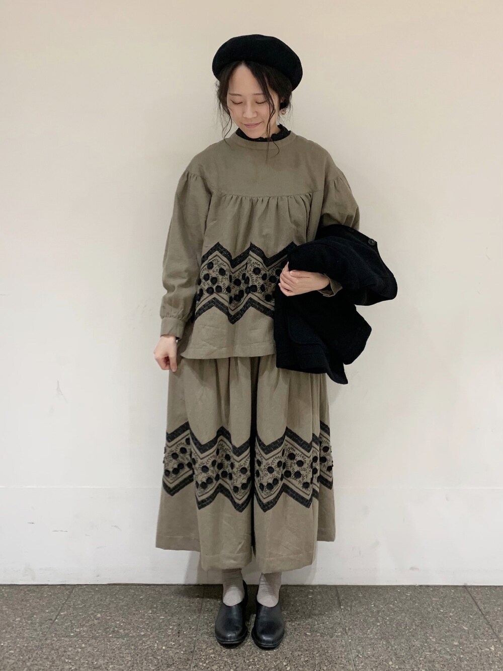 「セットアップ、スカート、ベージュ、秋のコーデ、刺繍、冬コーデ、モノトーン、SM2、キレイめ、ゆるコーデ、大人ガーリー、サマンサ モスモス(Samansa Mos2)、大人かわいい、Samansa Mos2、TSUHARU by Samansa Mos2」｜「TSUHARU by Samansa Mos2の刺繍切替ギャザーブラウス（シャツ/ブラウス、ベージュ系）」を使った、marin.🐏さん（レディース・160cm）の秋コーディネートの3枚目の写真