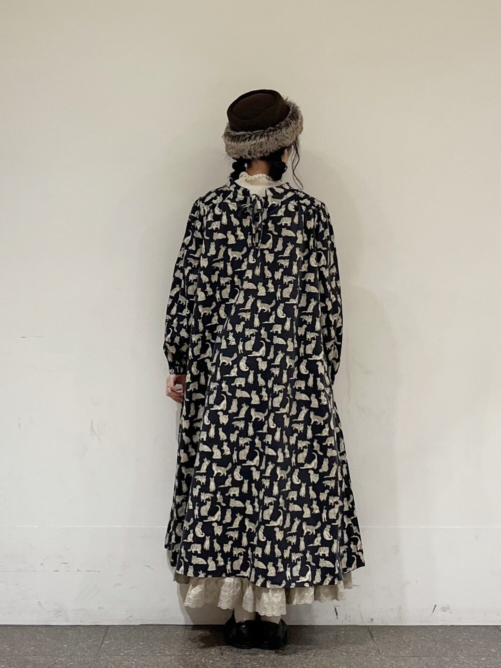 グレー系のワンピース、ベージュ系のスカート、ベージュ系のニット/セーターを着用したレディースの秋コーディネートの3枚目の写真