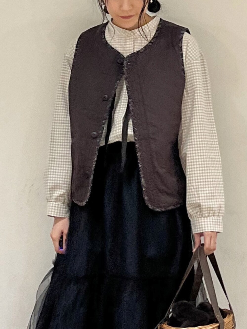 ベージュ系のシャツ/ブラウス、ブラック系のベスト、ブラック系のスカートを着用したレディースの冬コーディネートの5枚目の写真