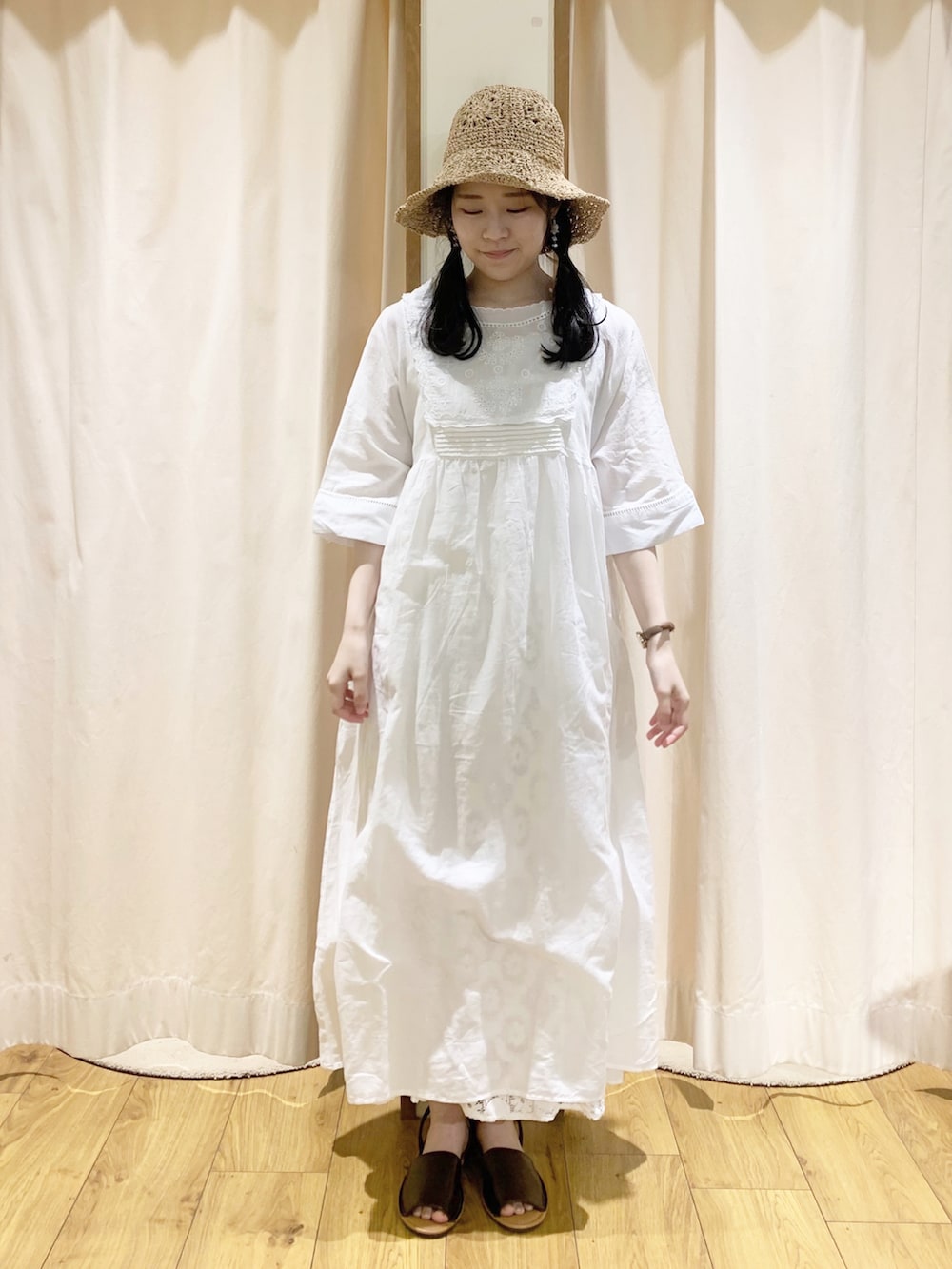 ホワイト系のワンピース、ホワイト系のTシャツ/カットソー、ホワイト系のトートバッグを着用したレディースの春コーディネートの5枚目の写真