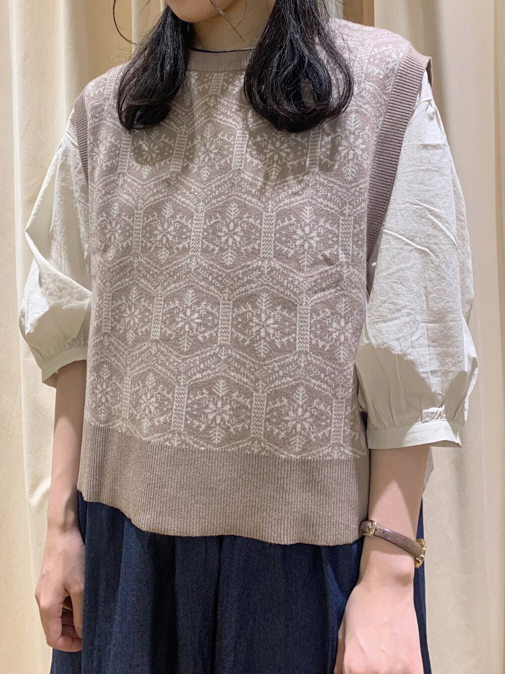 ベージュ系のベスト、ホワイト系のシャツ/ブラウス、ホワイト系のTシャツ/カットソーを着用したレディースの夏コーディネートの5枚目の写真