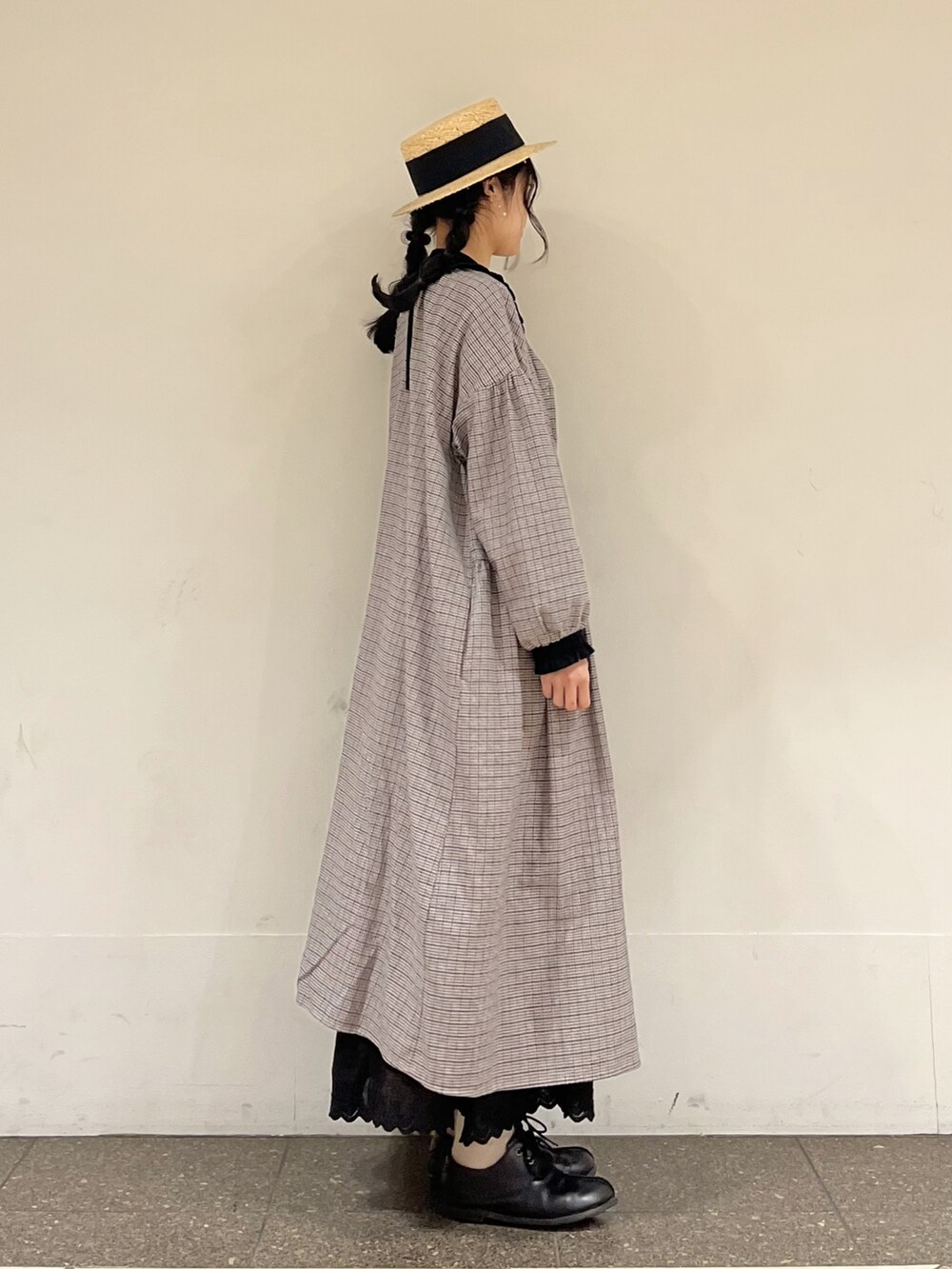 ブラック系のワンピース、ブラック系のスカート、ブラック系のシャツ/ブラウスを着用したレディースの冬コーディネートの3枚目の写真