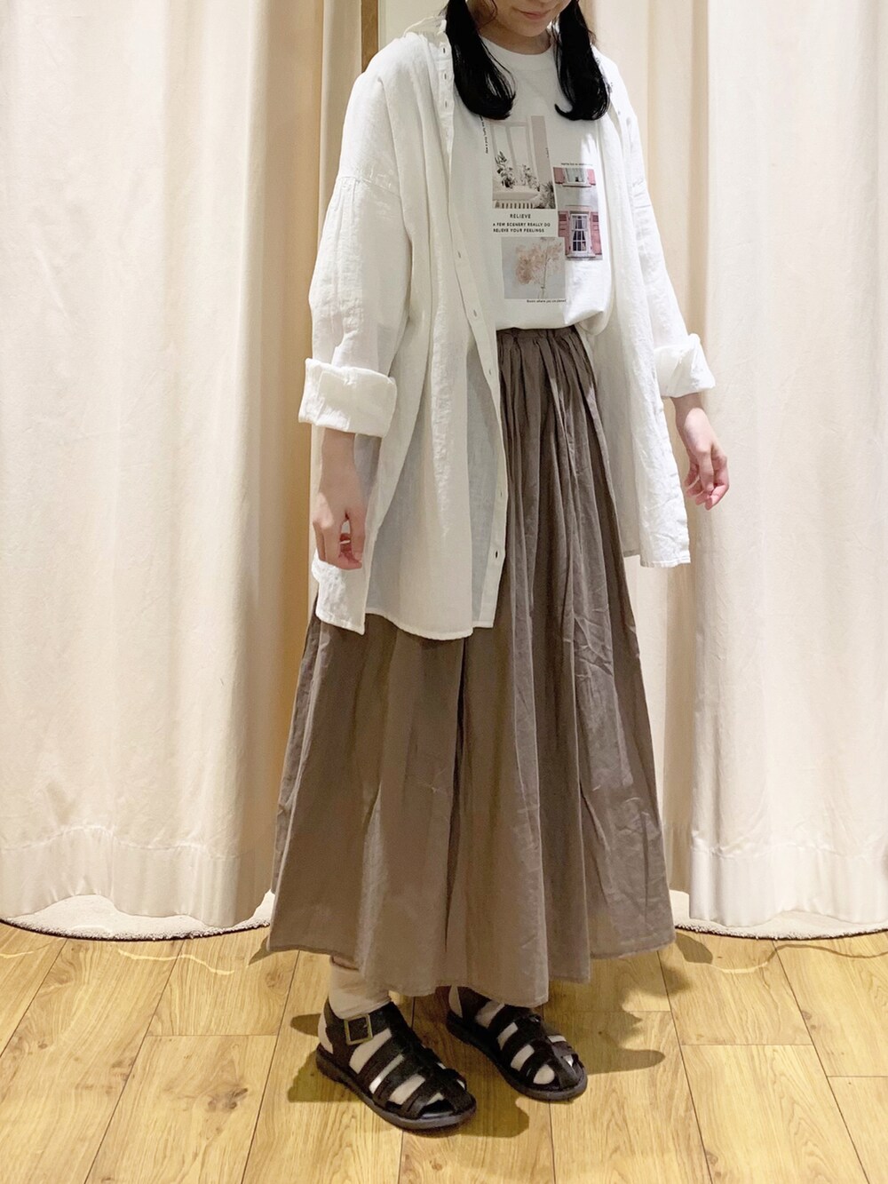 ホワイト系のTシャツ/カットソー、ホワイト系のシャツ/ブラウス、ホワイト系のTシャツ/カットソーを着用したレディースの春コーディネートの2枚目の写真