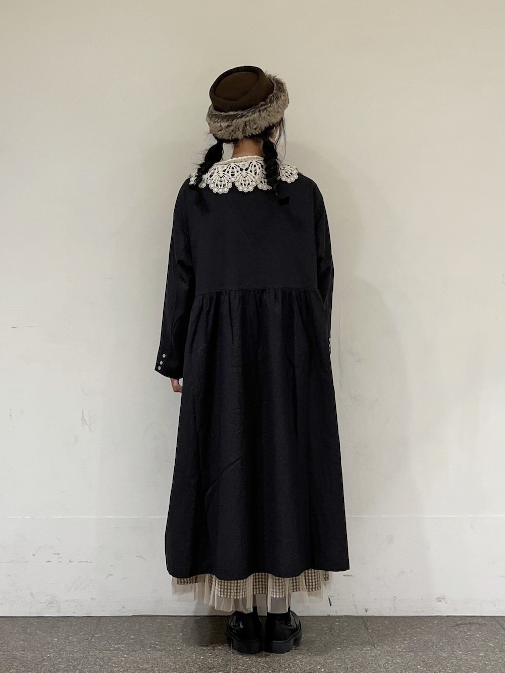 ベージュ系のシャツ/ブラウス、ホワイト系のスカート、ブラック系のその他アウターを着用したレディースの秋コーディネートの3枚目の写真