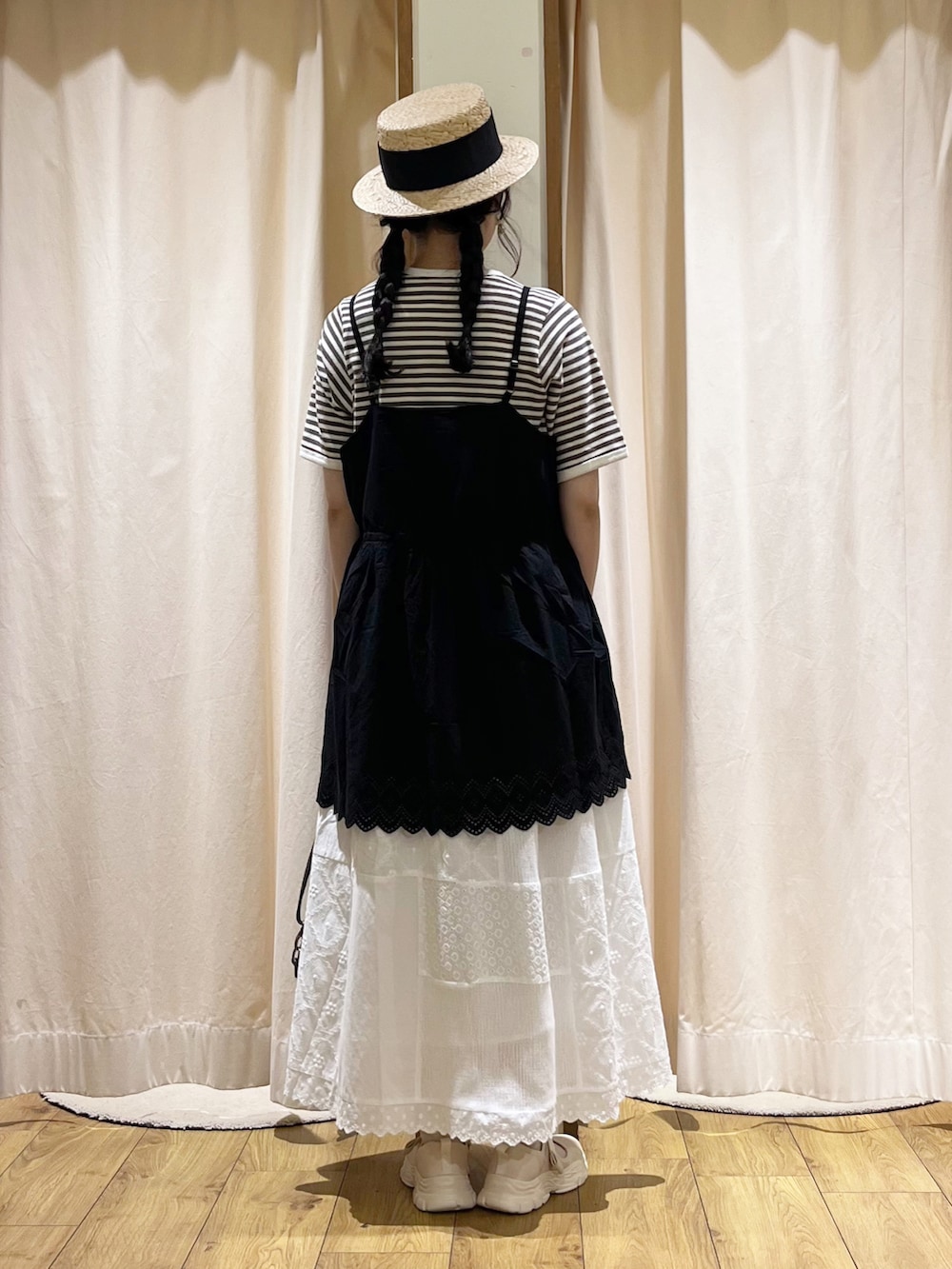 ホワイト系のTシャツ/カットソーを着用したレディースの春コーディネートの4枚目の写真