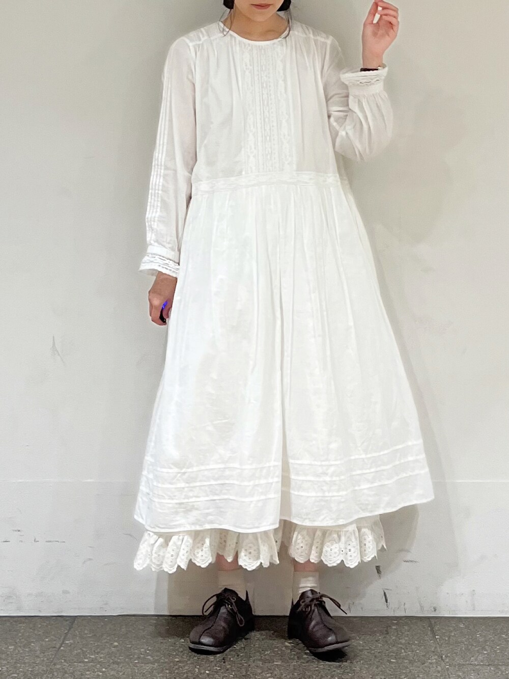 ホワイト系のワンピース、ホワイト系のスカート、ホワイト系のハットを着用したレディースの冬コーディネートの3枚目の写真