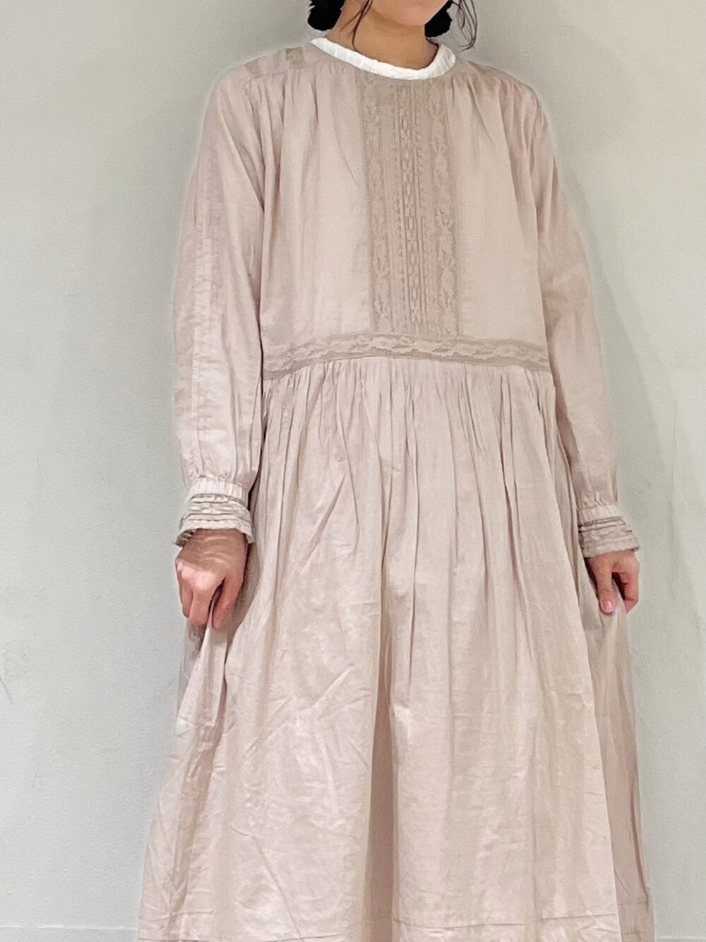 ベージュ系のワンピース/ドレス、ホワイト系のスカートを着用したレディースの冬コーディネートの4枚目の写真