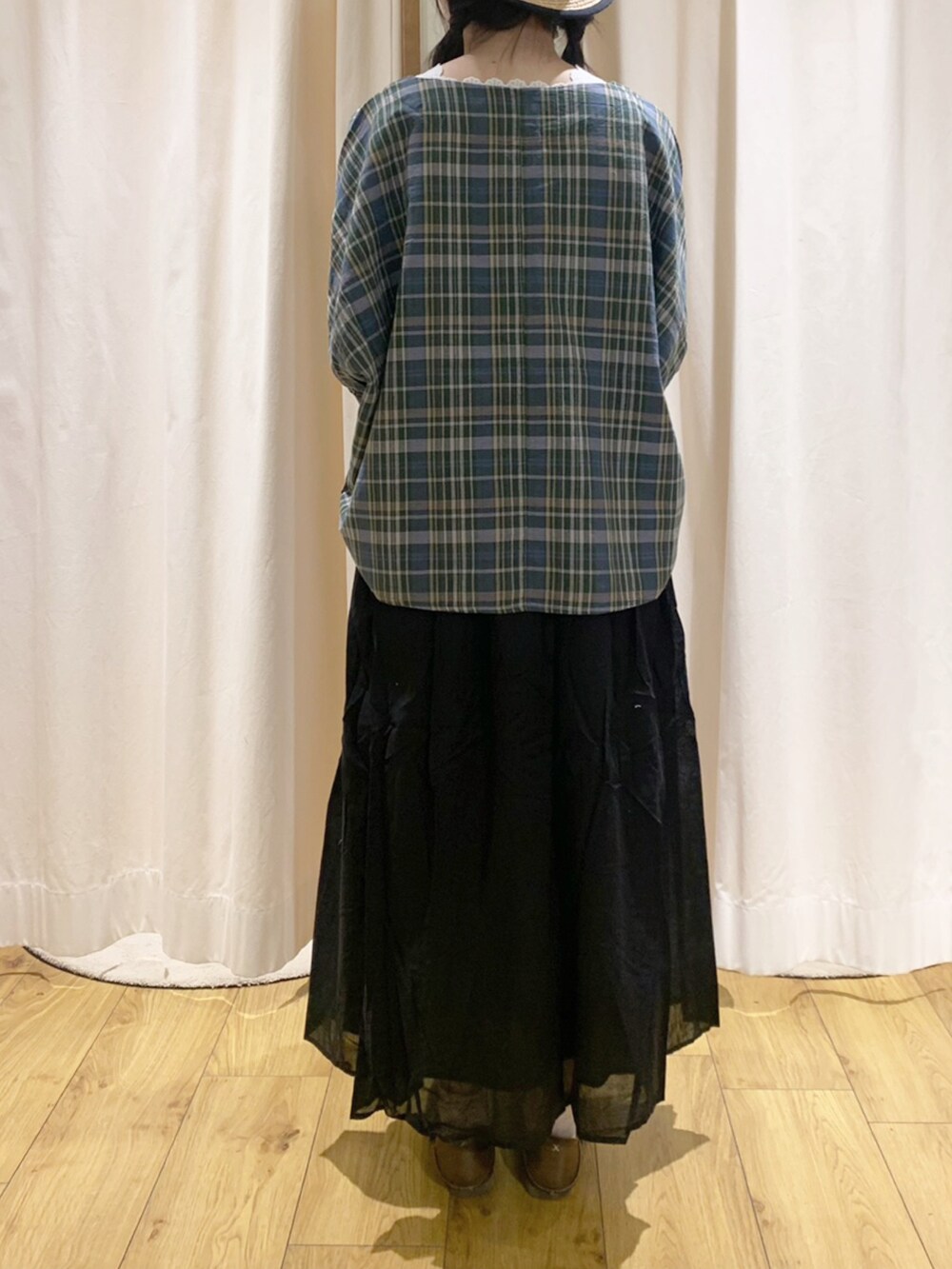 グリーン系のシャツ/ブラウス、ブラック系のスカート、ホワイト系のTシャツ/カットソーを着用したレディースの夏コーディネートの4枚目の写真